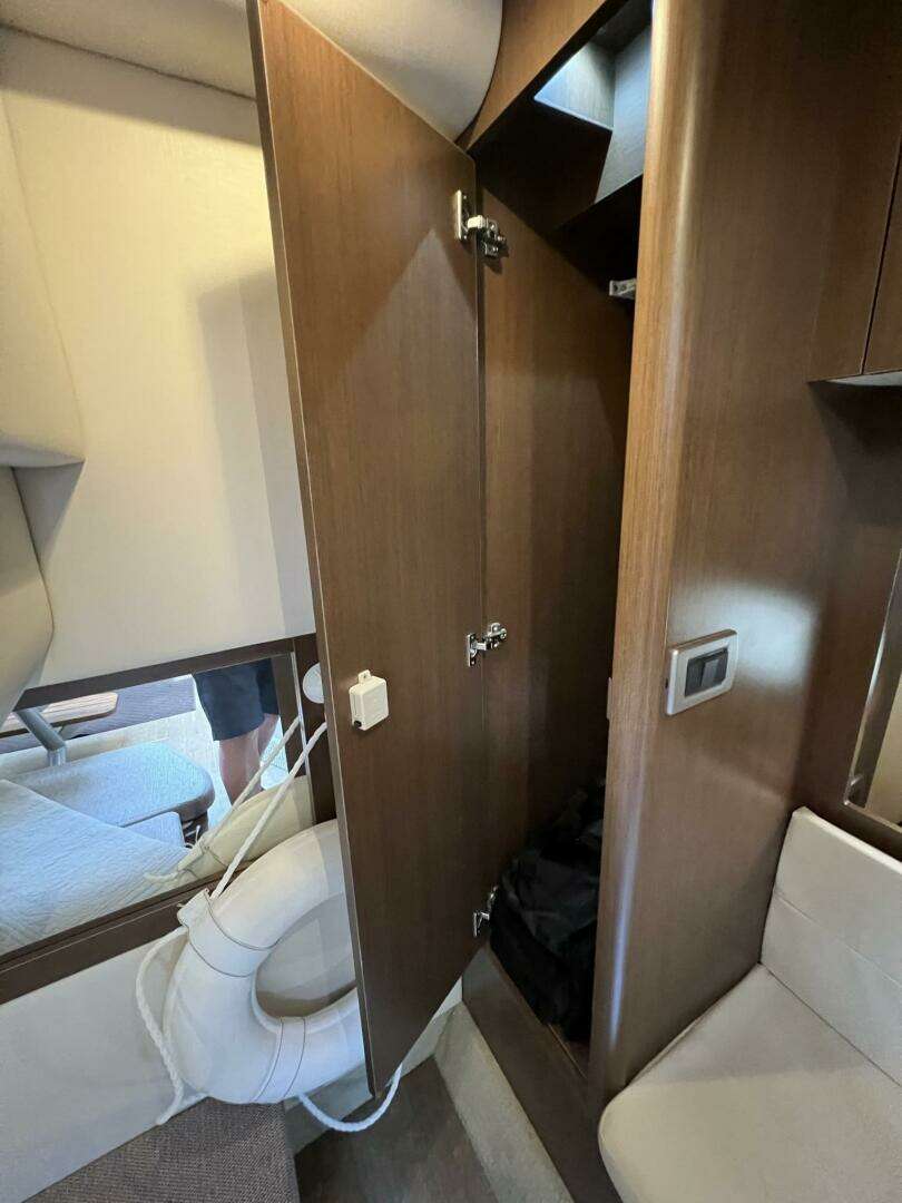2019 Sea Ray Sundancer 350 Coupe - Image 29