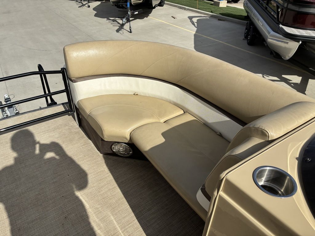 2015 Larson Escape 2200 RT - 15