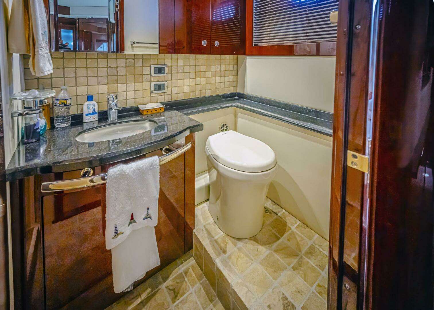 2011 Sea Ray 580 Sundancer - Image 17