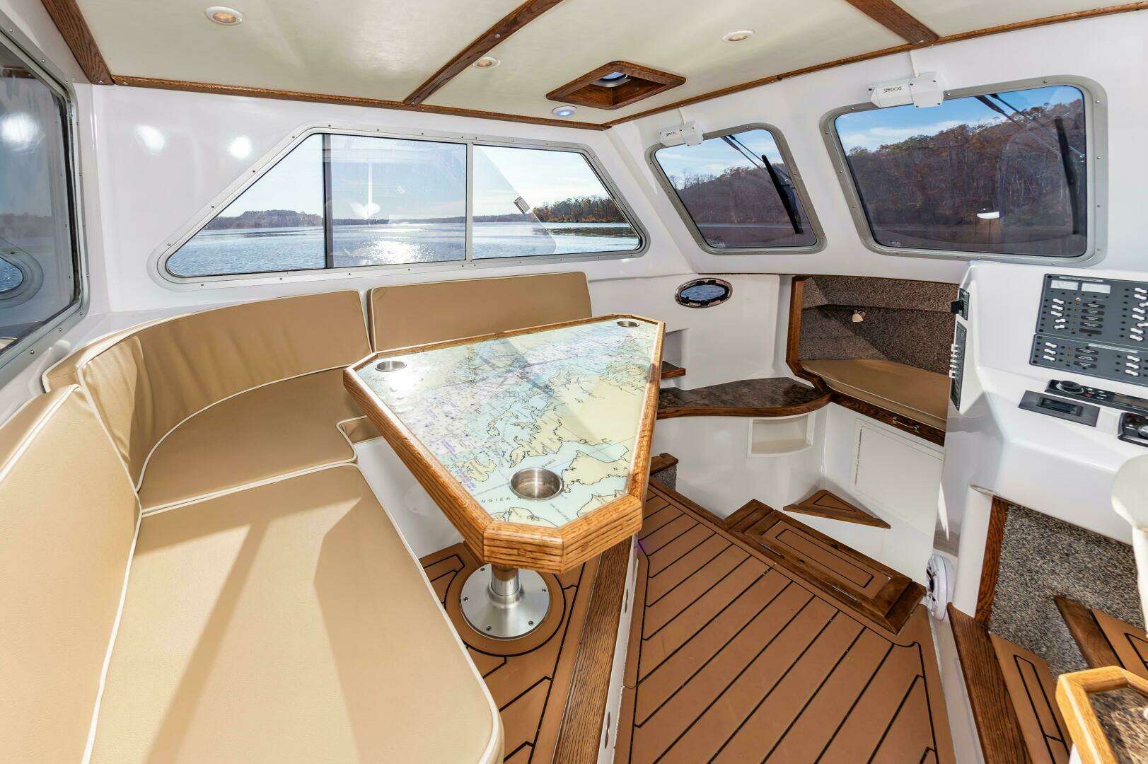 2024 Custom Chesapeake Bay Built Custom 33' - Image 36