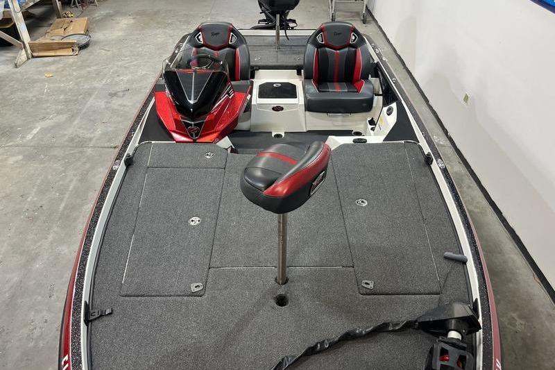 2022 Ranger Z520R boat interior with red and black seating, spacious deck, and modern design.