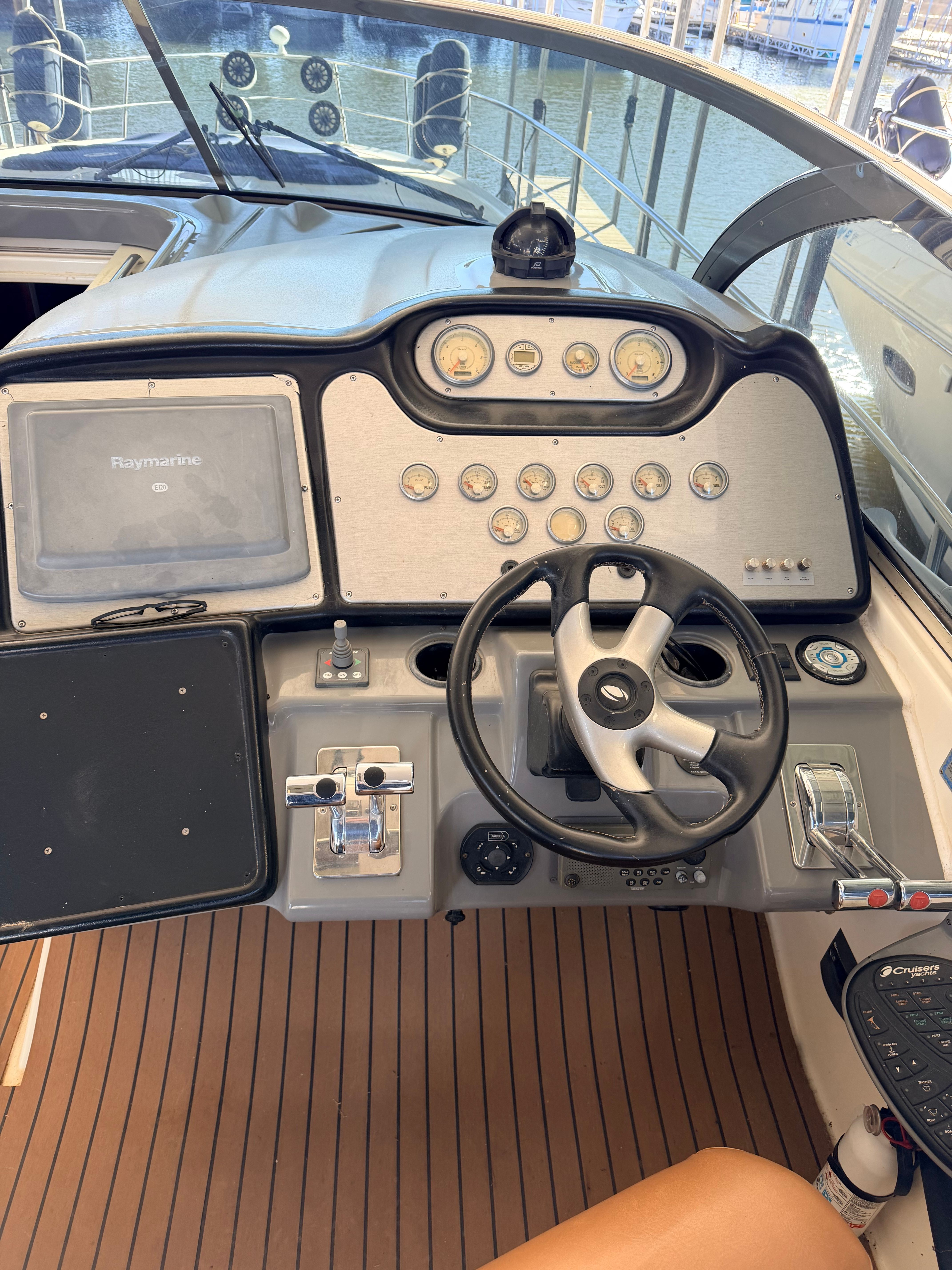 2006 Cruisers Yachts 460 Express - 38