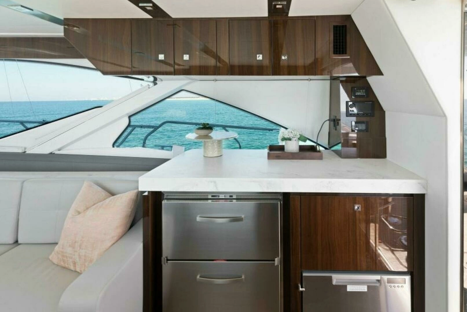 2023 Cruisers Yachts 60 Cantius Fly - Image 12