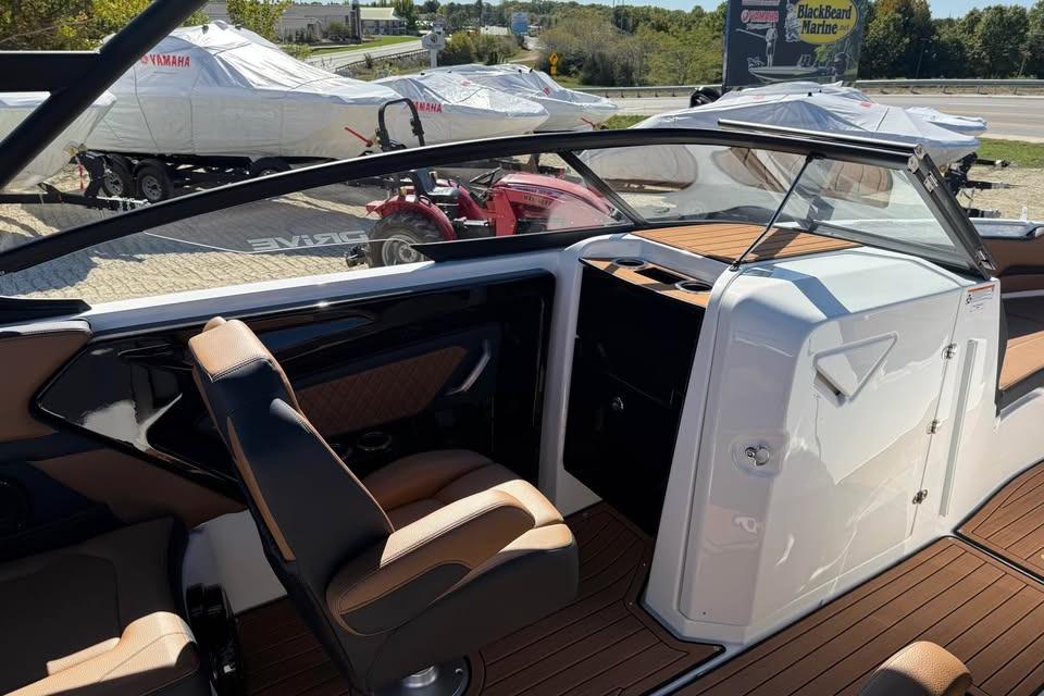 2026 Yamaha Boats 252SD interior with sleek design and comfortable seating.