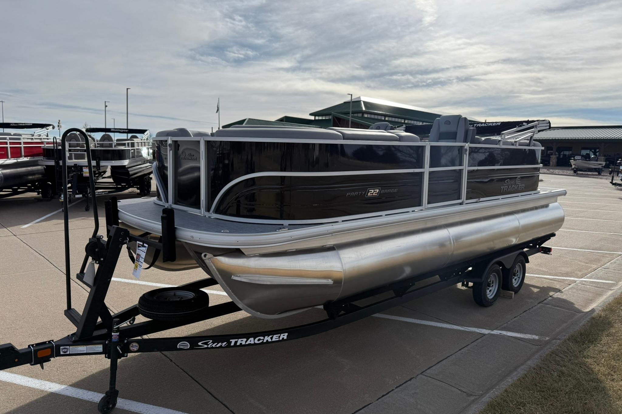 2026 Sun Tracker Party Barge 22 XP3
