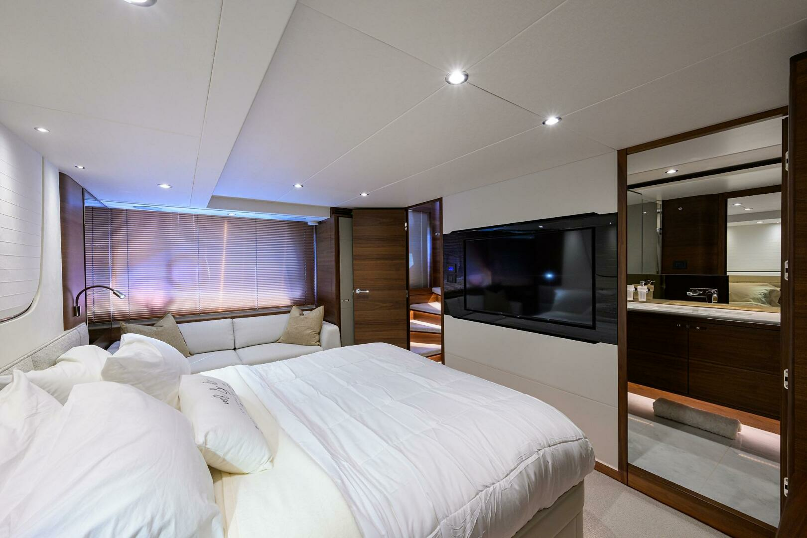 2021 Princess F70 - Image 40