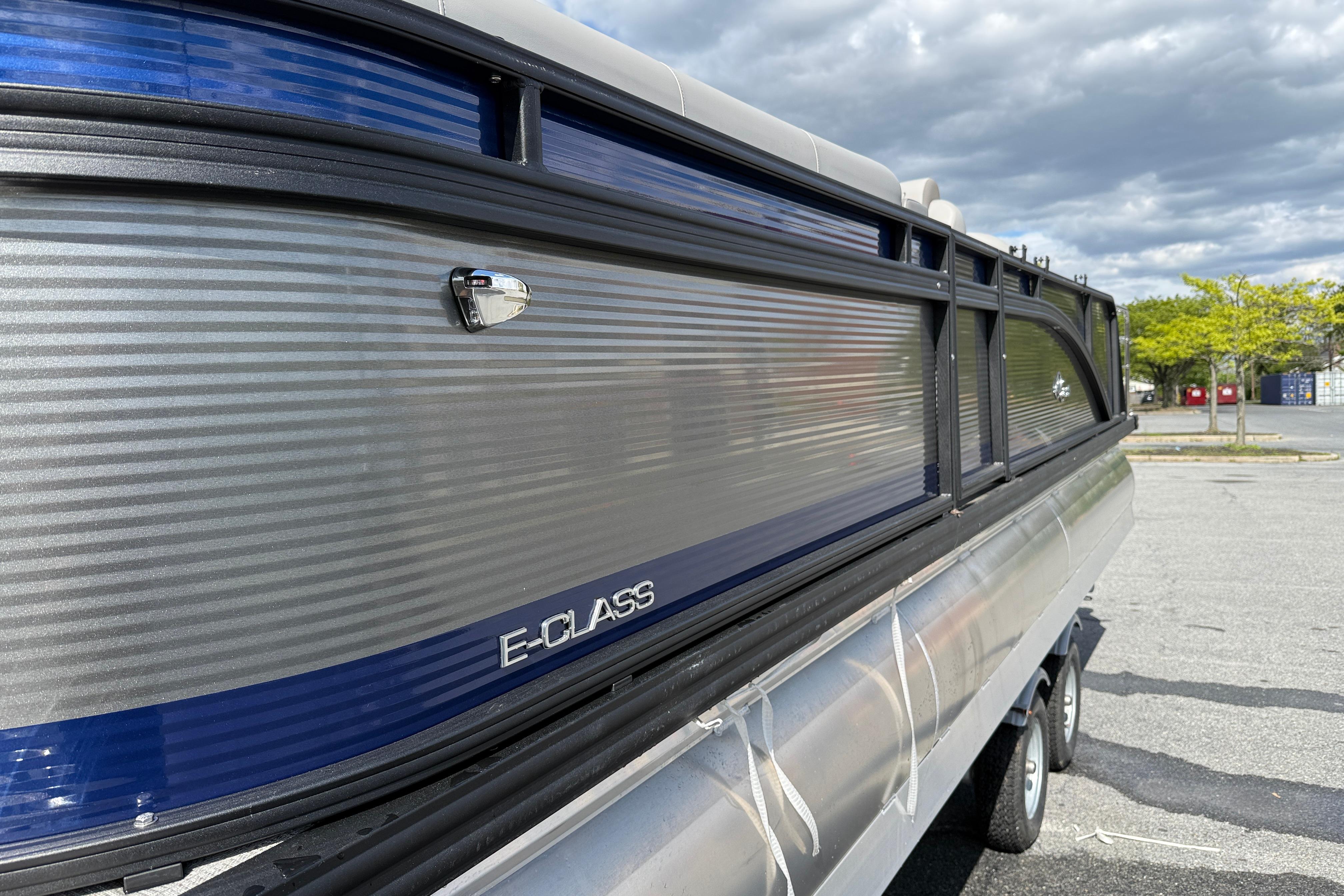Qwest SplashPad 22 Performance TriToon 2025 on trailer, E-Class model.