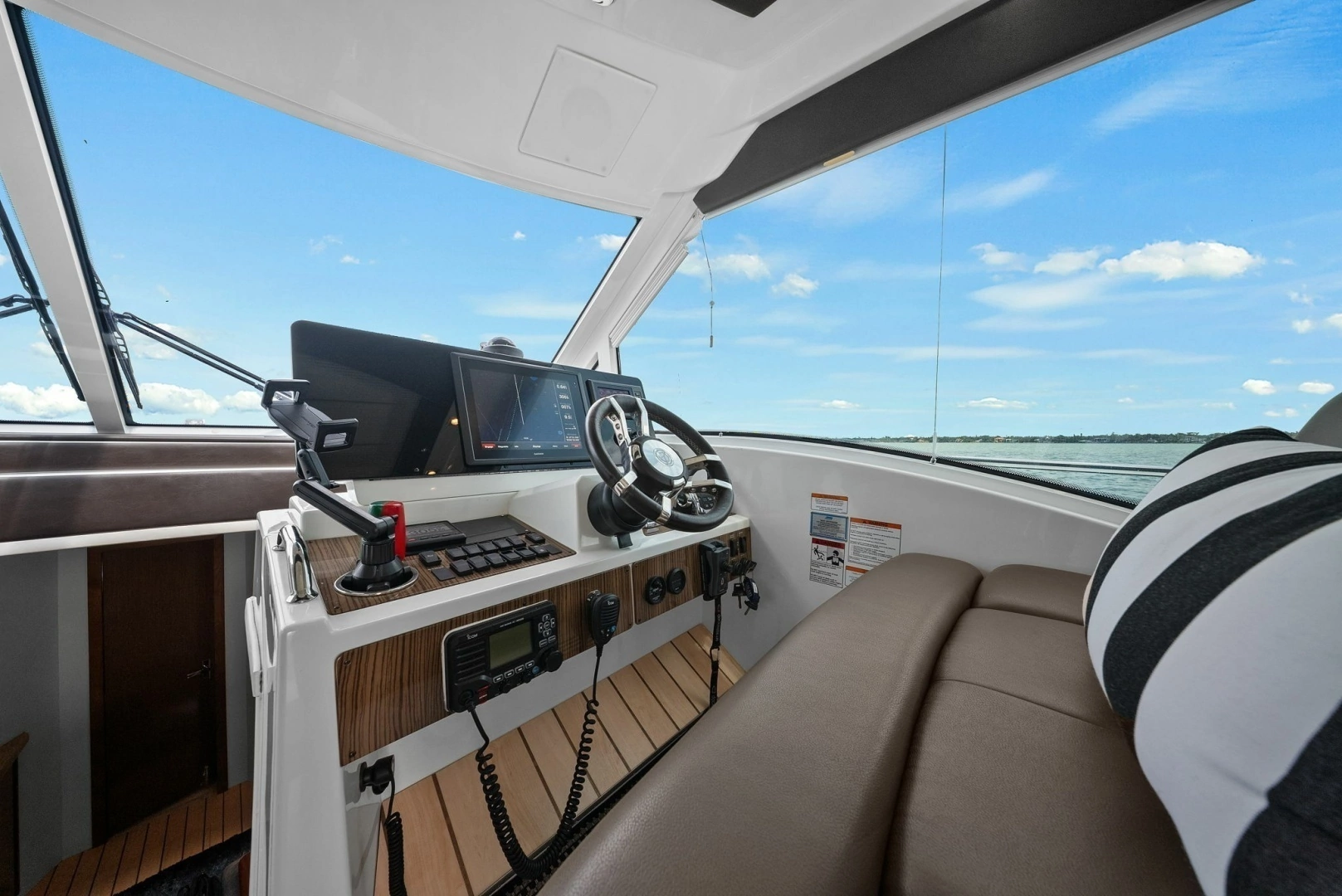 2014 Cruisers Yachts 48 Cantius - Image 7