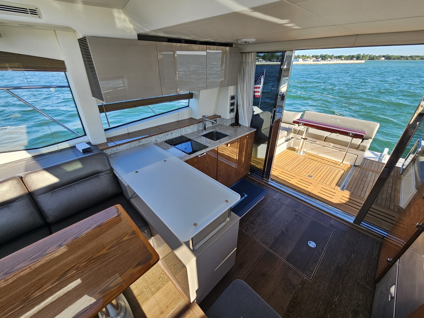 2019 Sea Ray 520 Sundancer - Image 35