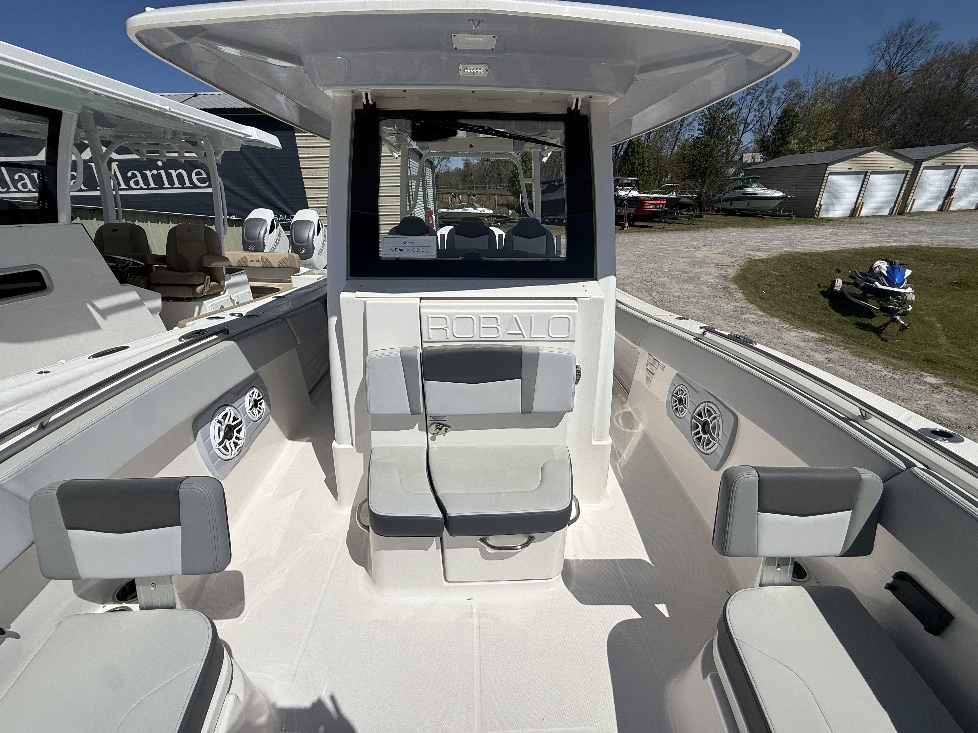 2026 Robalo R300 Center Console - 11