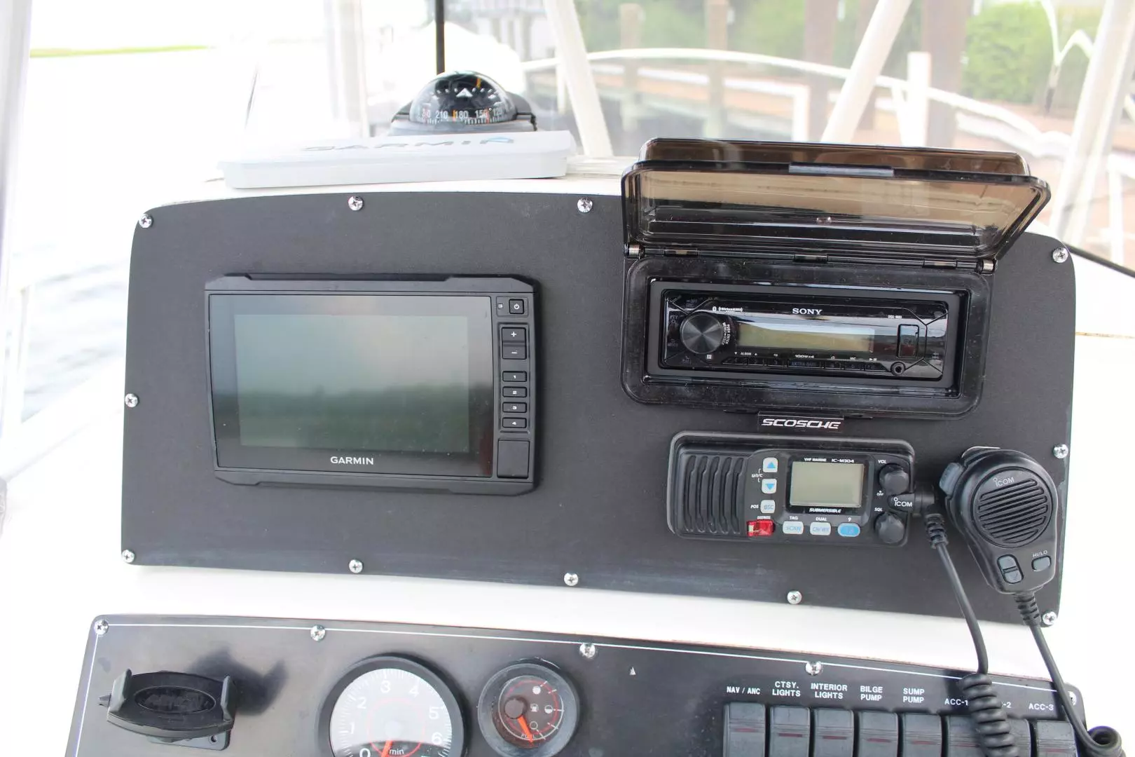 1999 Boston Whaler 23 Outrage - Image 6
