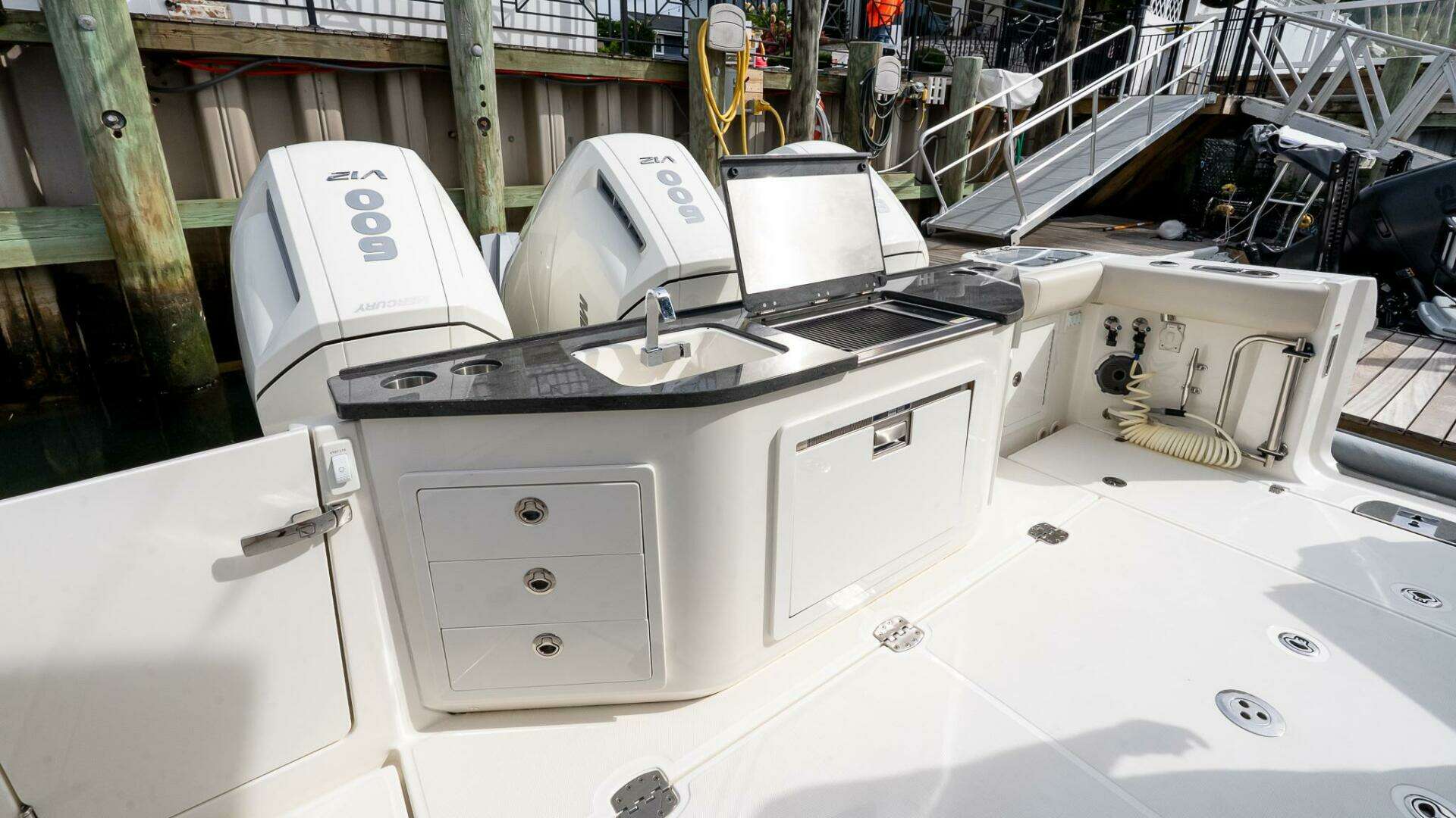 2024 Boston Whaler 405 Conquest - Image 17