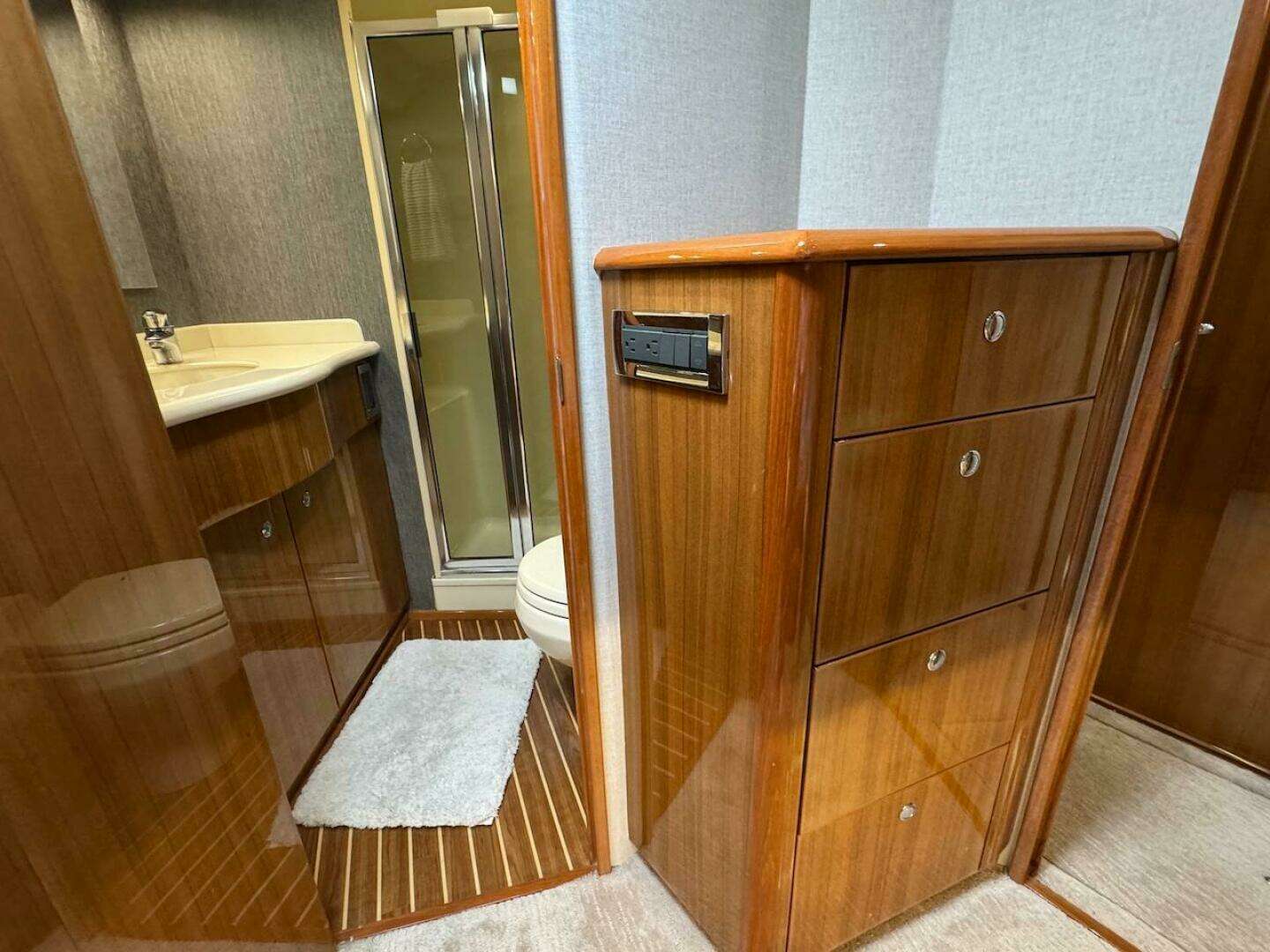 2007 Viking 52 Convertible - Image 17