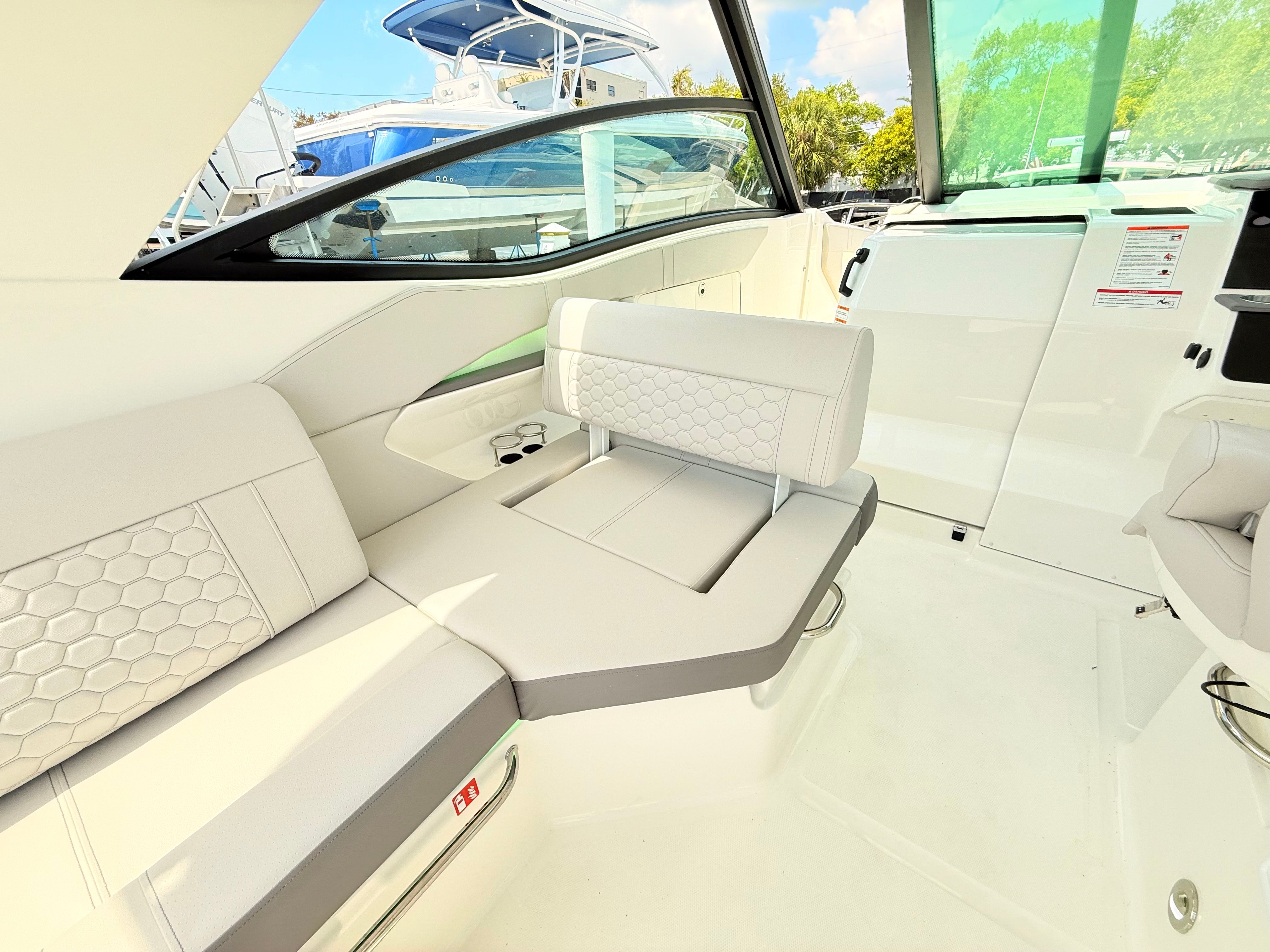 2026 Sea Ray Sundancer 320 Outboard - 43