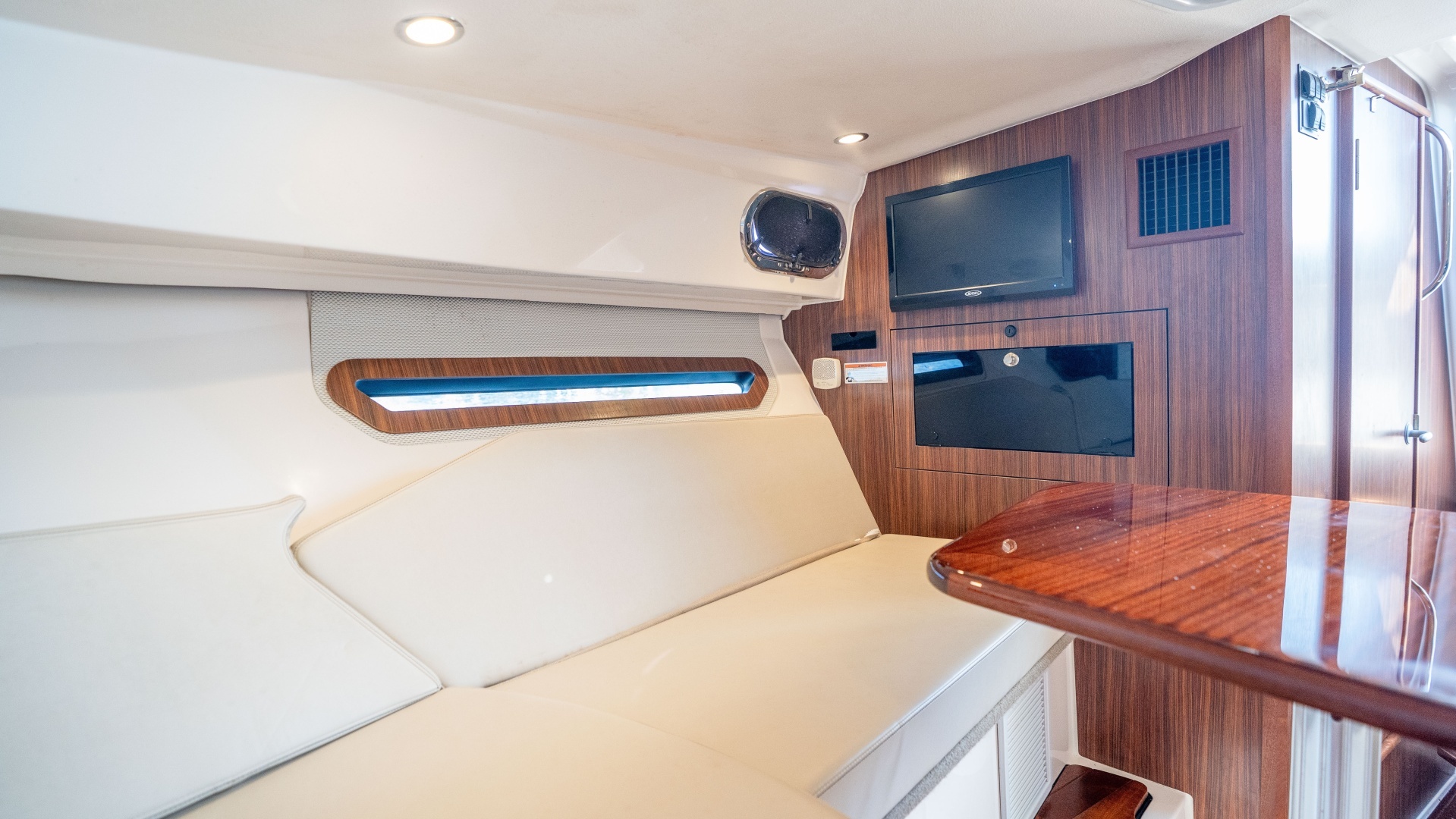 2018 Pursuit 325 OS - Image 36
