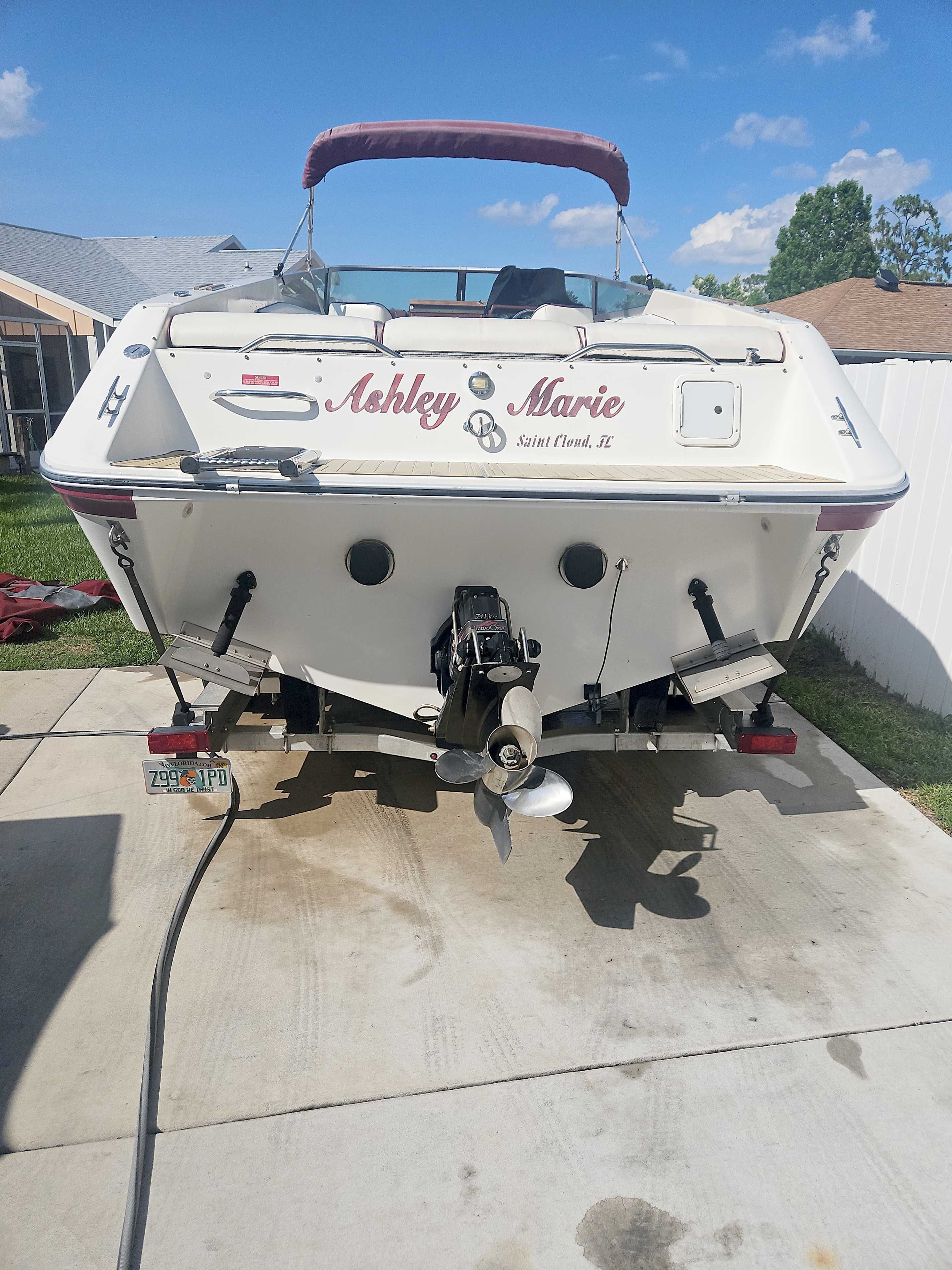 The image shows a 1989 Sea Ray 260 Overnighter boat on a trailer.