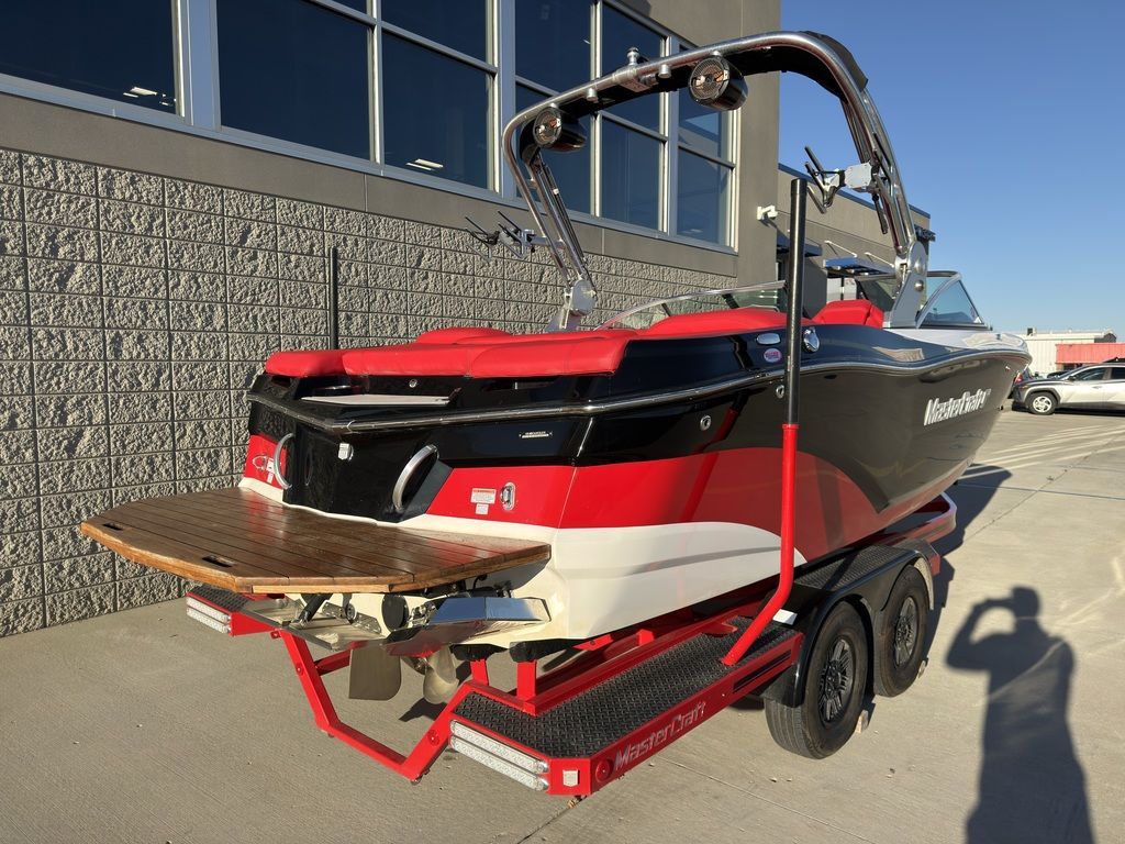 2019 MasterCraft XT22 - 15