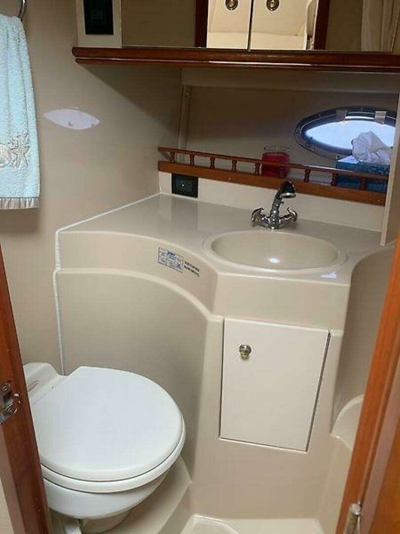 2003 Cruisers Yachts 3372 Express - Image 27