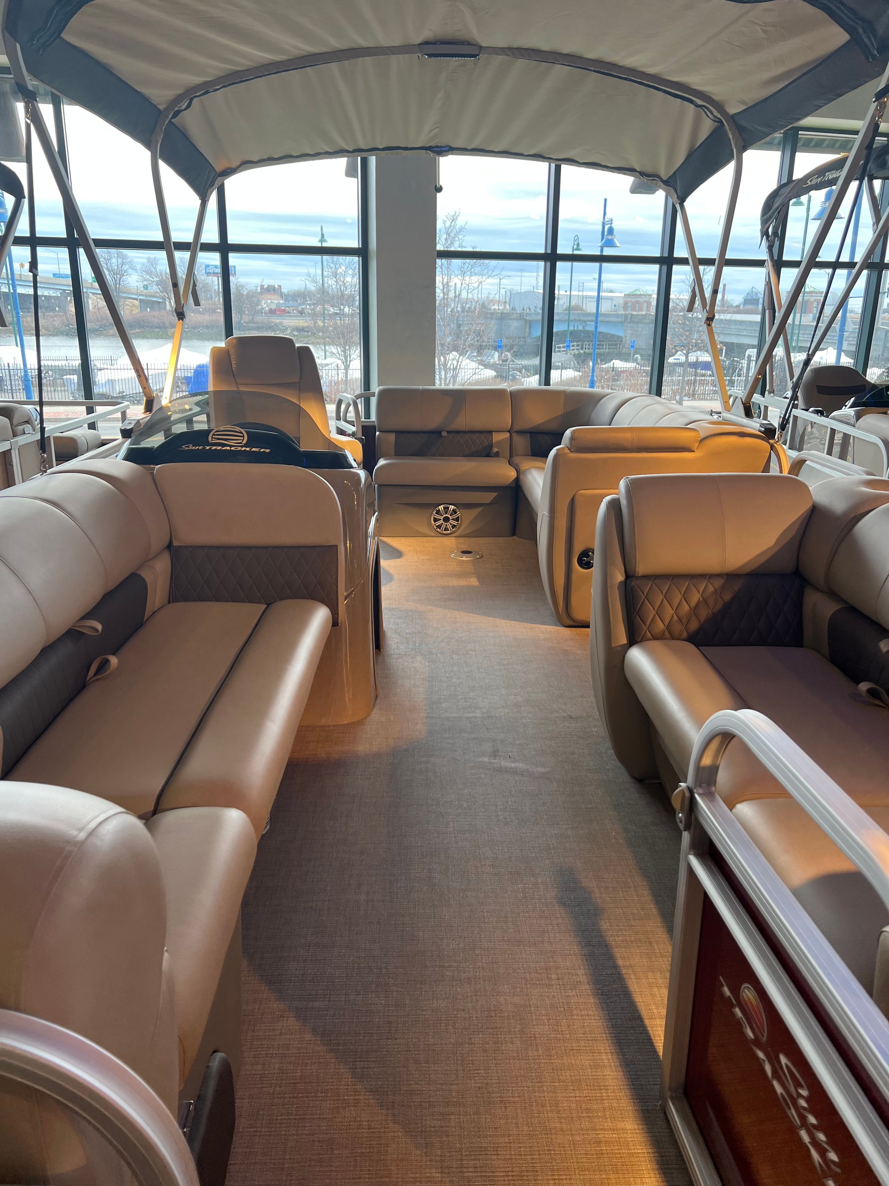 2023 Sun Tracker Party Barge 20 DLX - 6