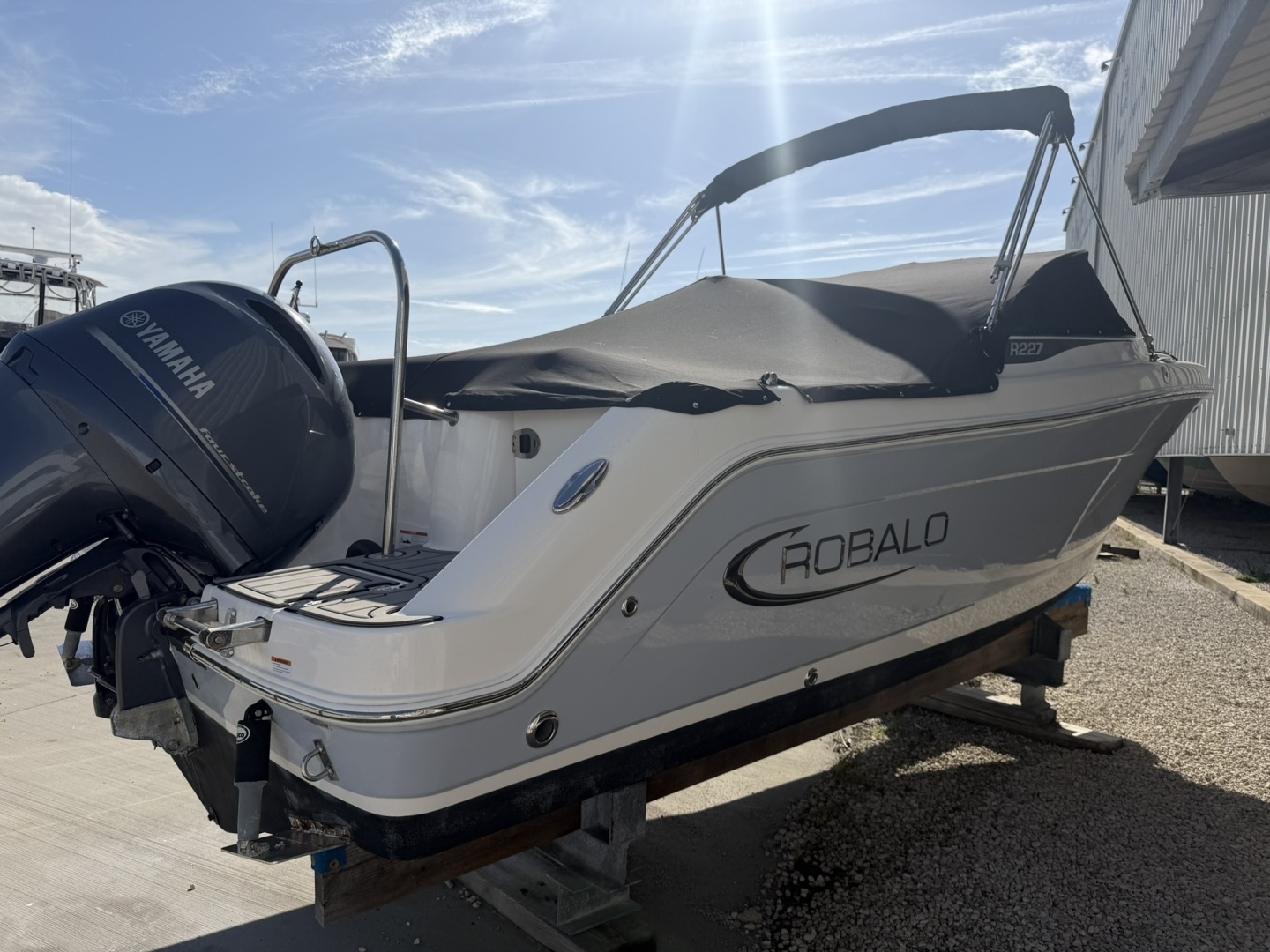 2023 Robalo R227 - Image 4