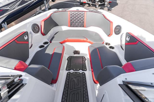 2025 Scarab 255 LX - 28