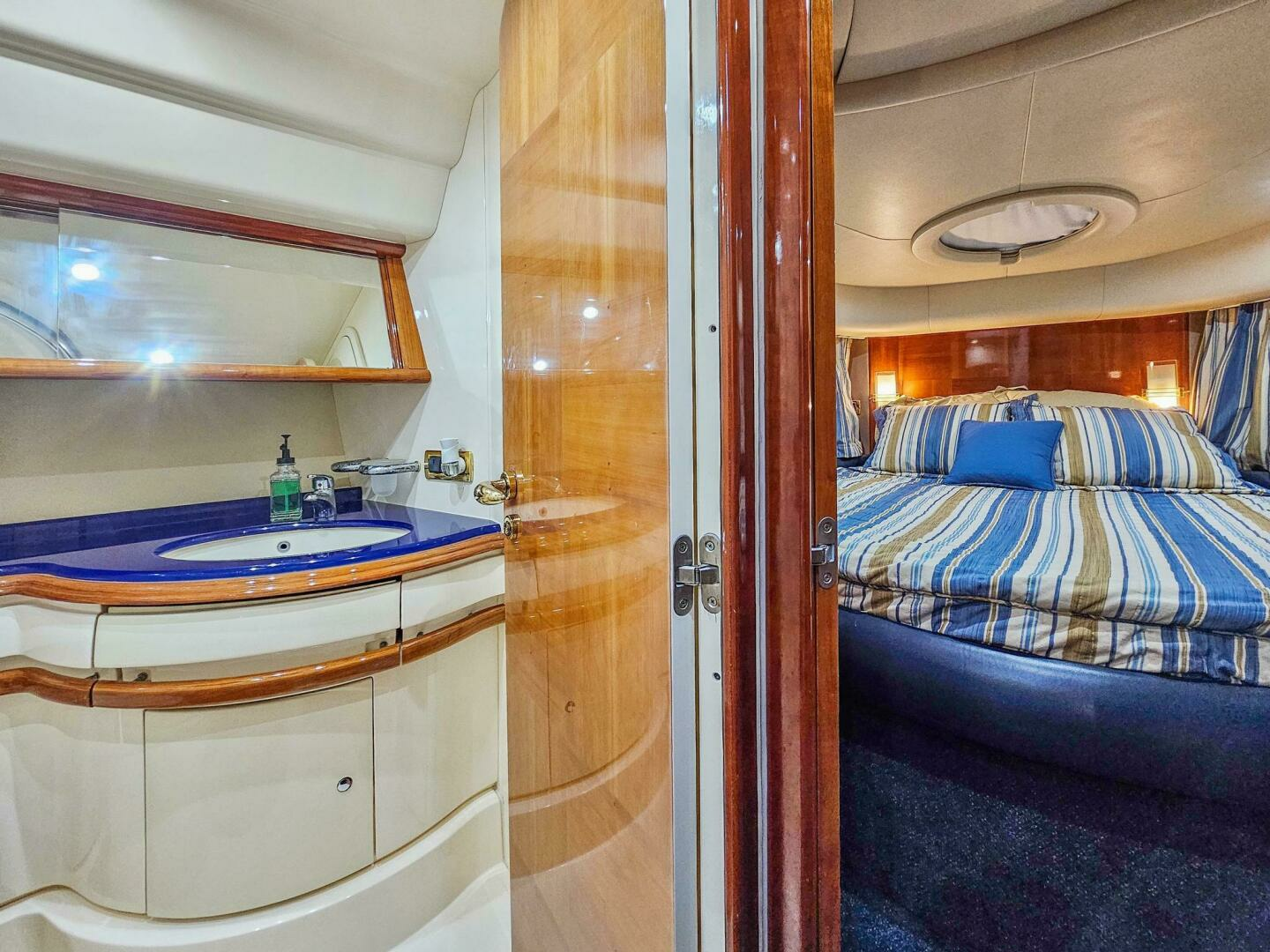 2005 Azimut 55 flybridge - Image 32