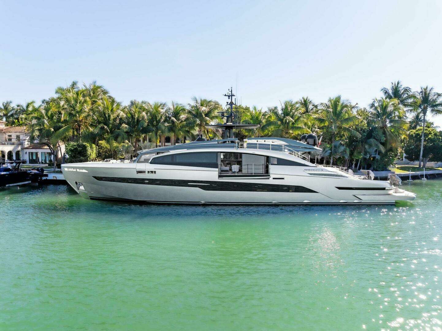 2023 Pershing GTX Motoryacht - Image 2