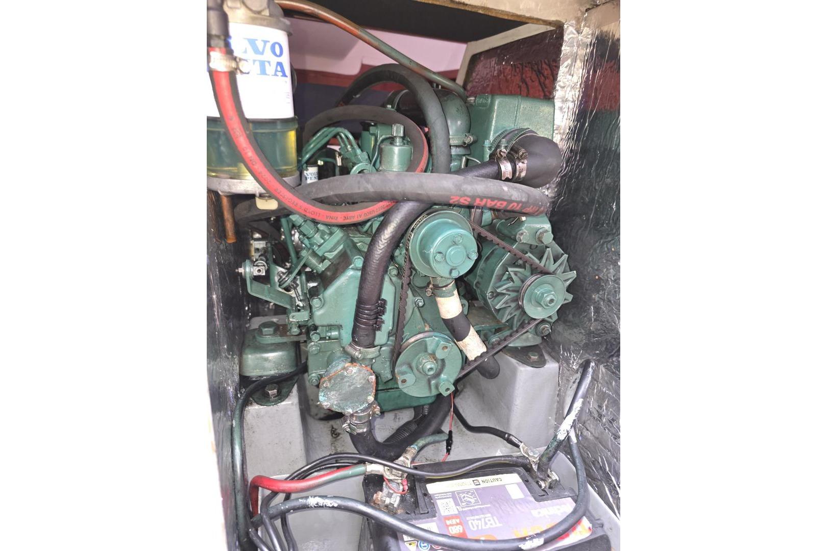 Engine compartment of a 2000 Ronautica RO 300 boat, featuring mechanical components and wiring.