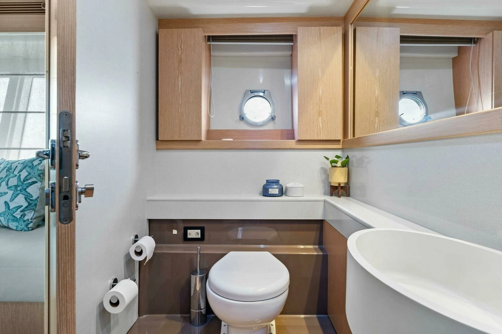 2013 Ferretti Yachts 620 - Image 26