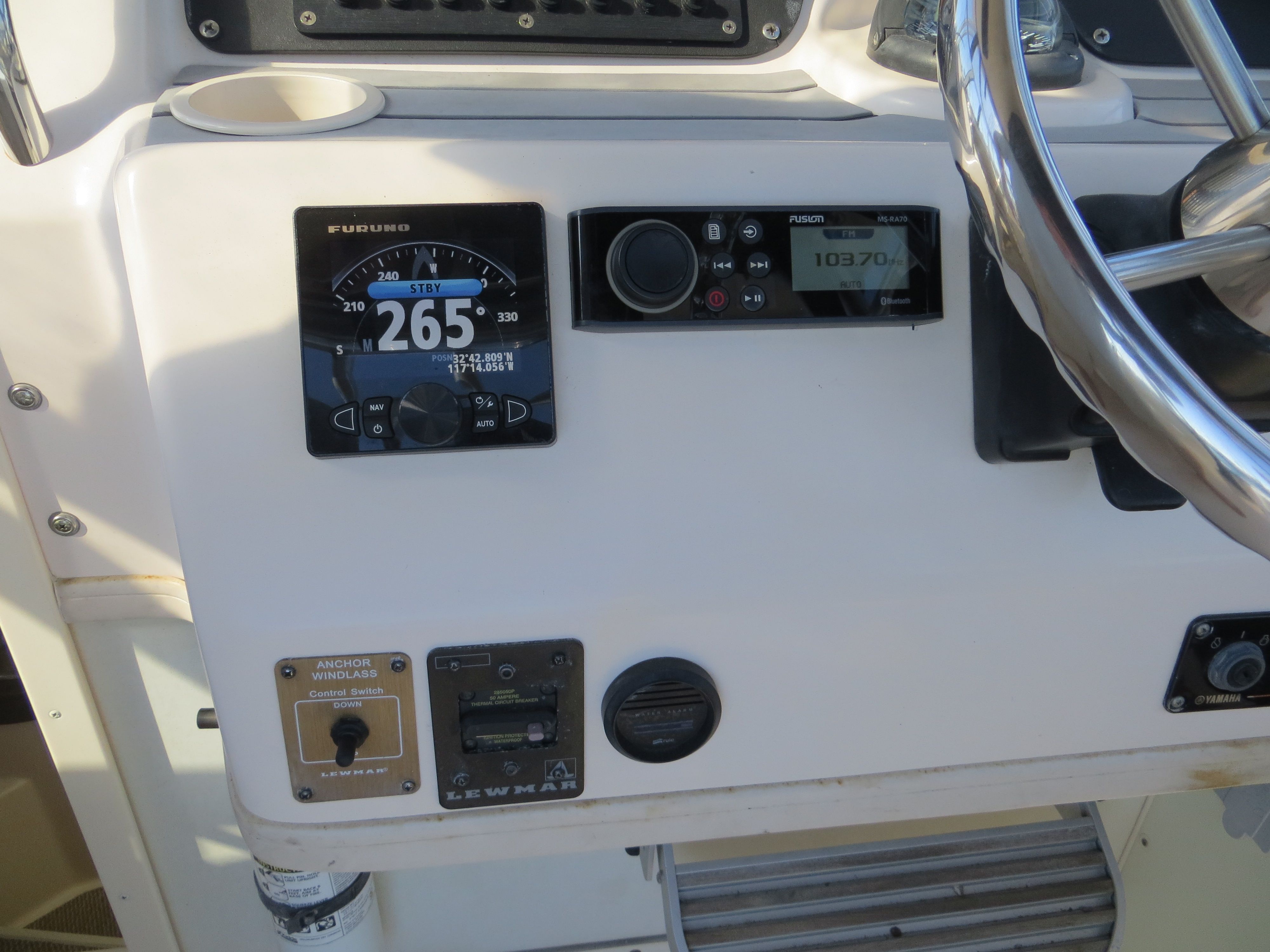 The image shows the helm of a 2007 Grady-White Sailfish 282 boat.