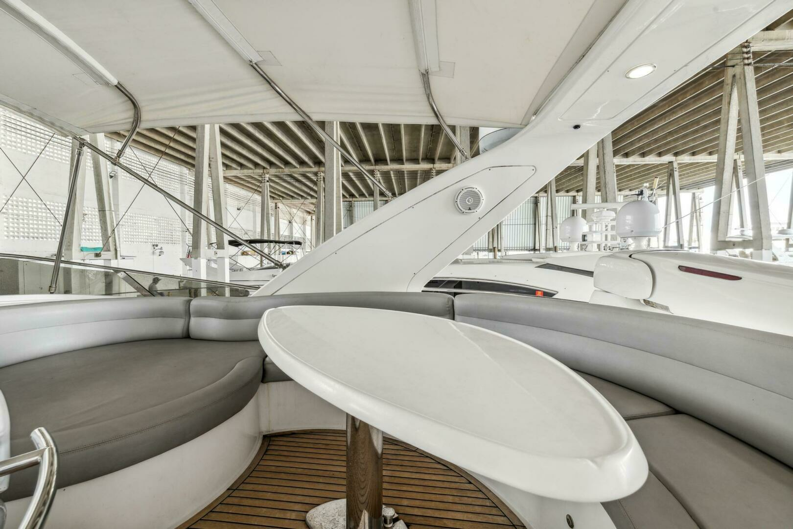 2005 Azimut 55 flybridge - Image 12