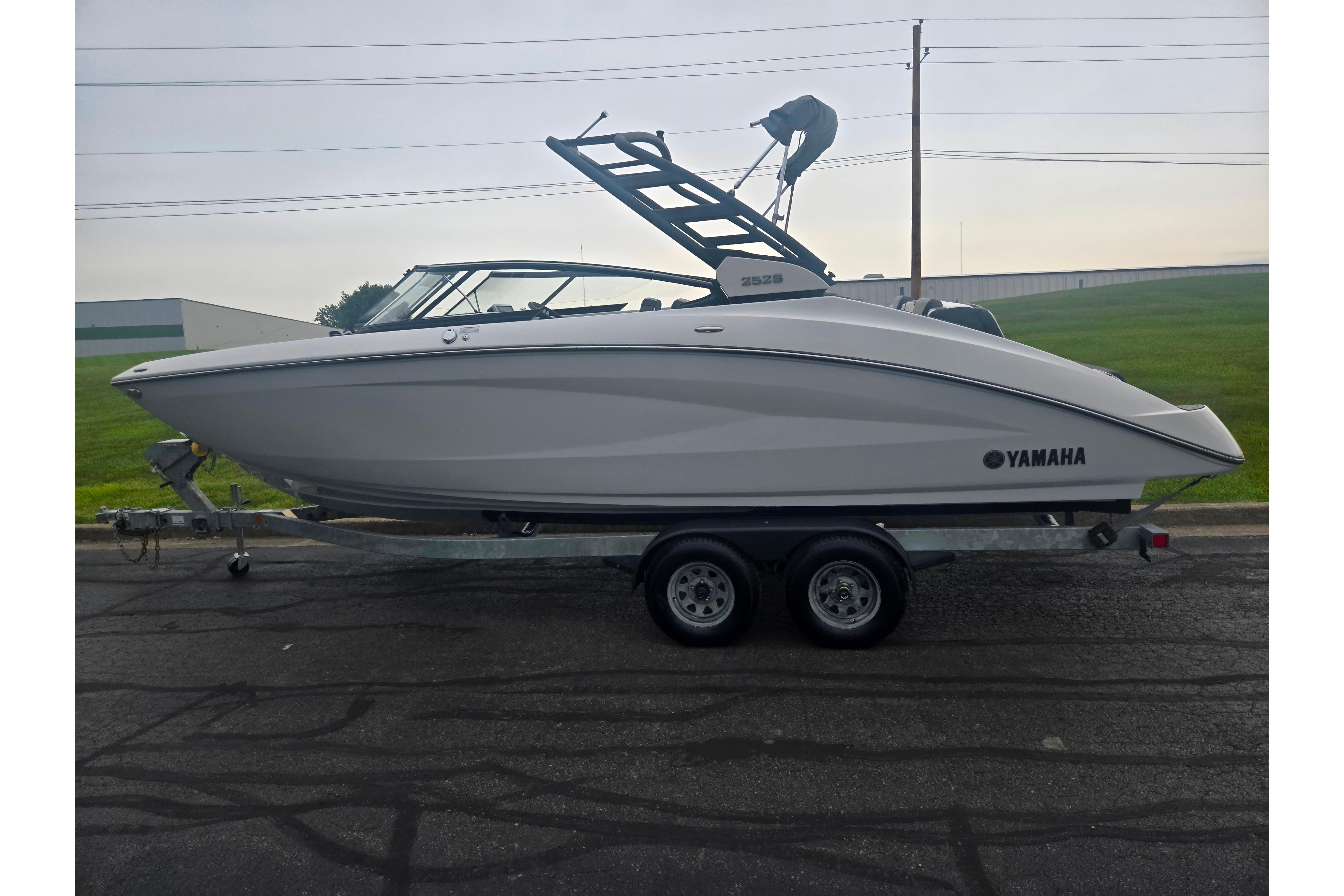 2023 Yamaha Boats 252S on trailer, sleek design, parked outdoors.