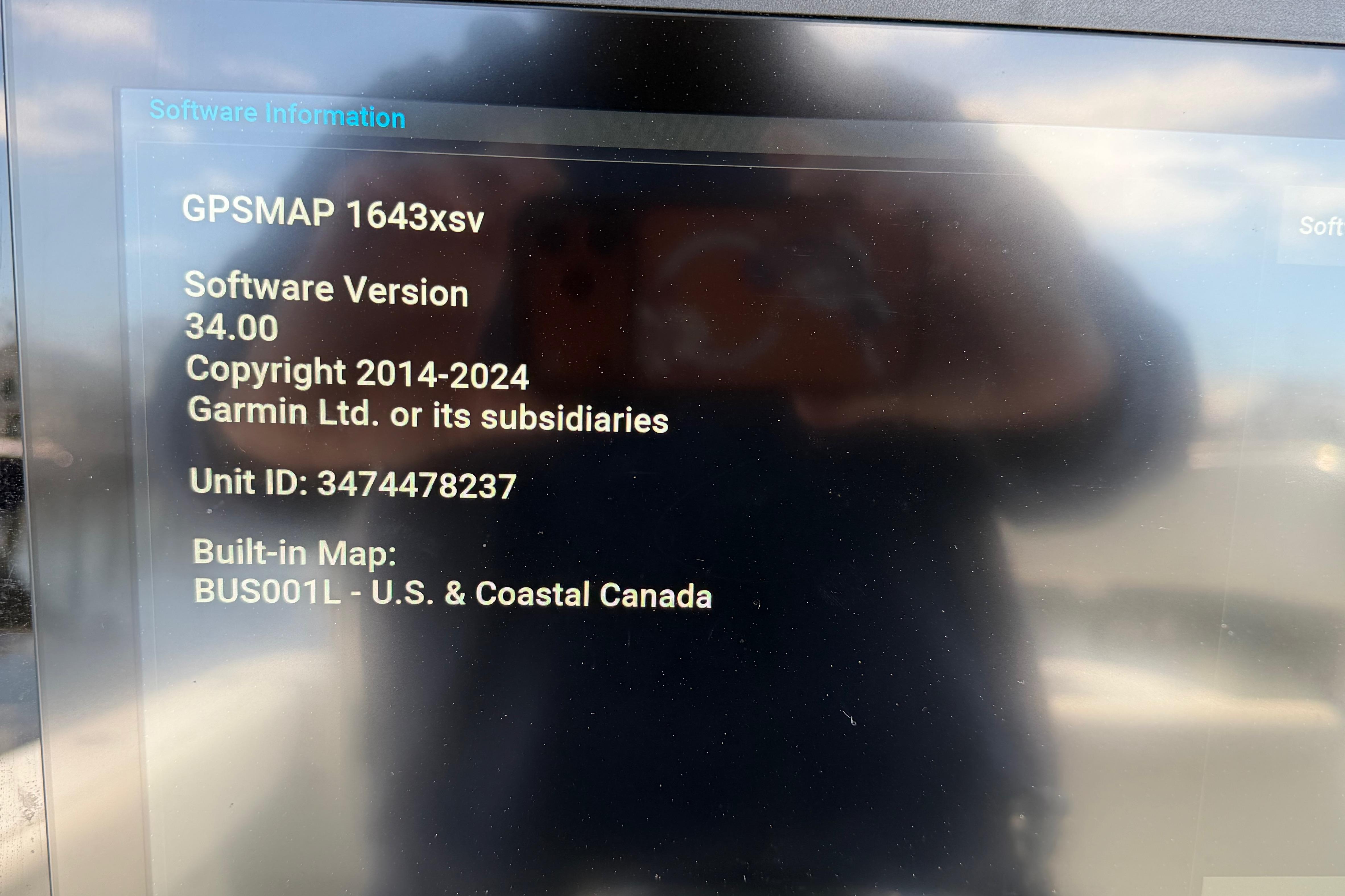 Display showing Garmin GPSMAP 1643xsv software information on Contender 32 ST, 2015 model.