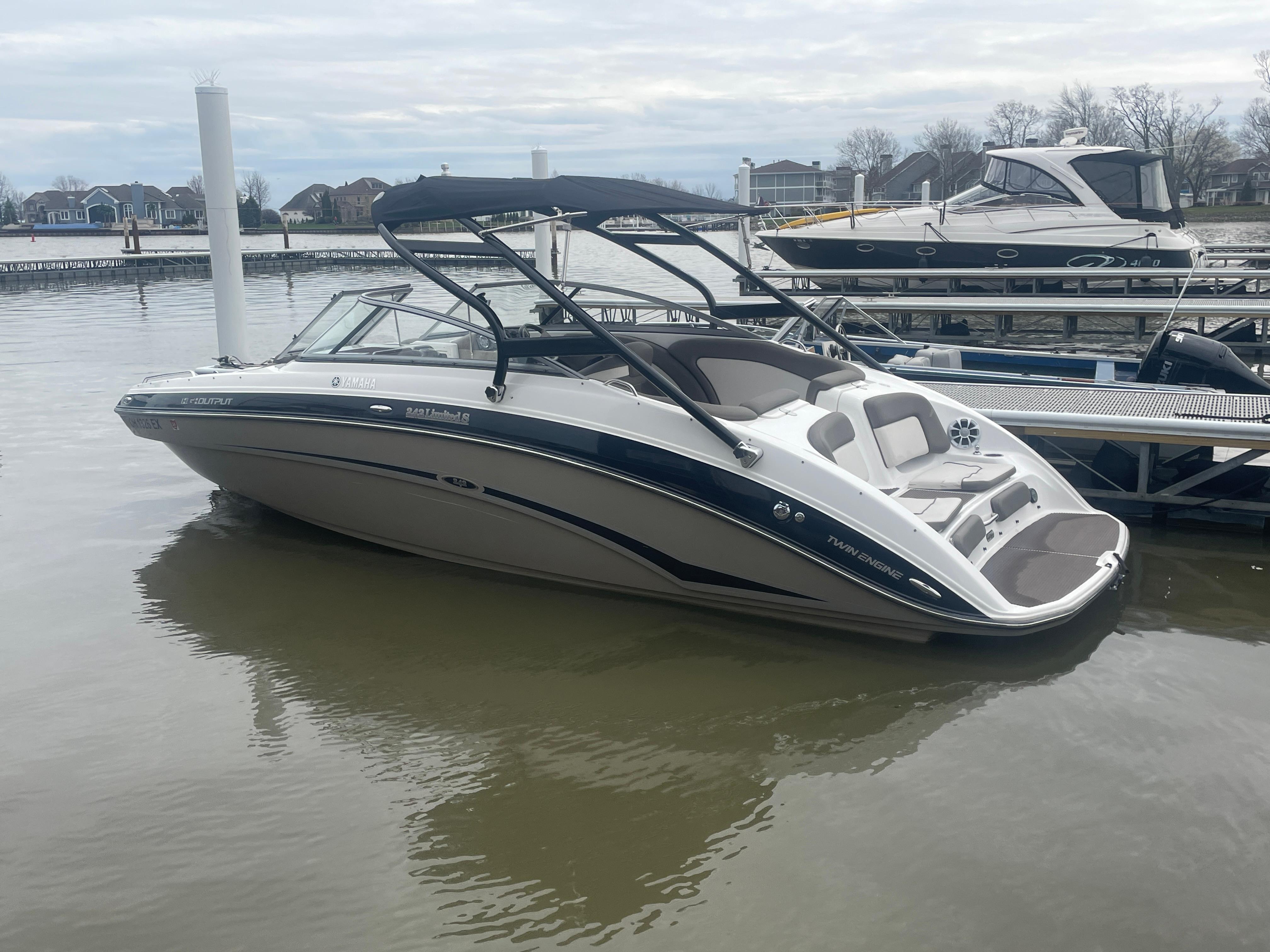 2020 Yamaha Boats 242 Limited S docked on calm water.