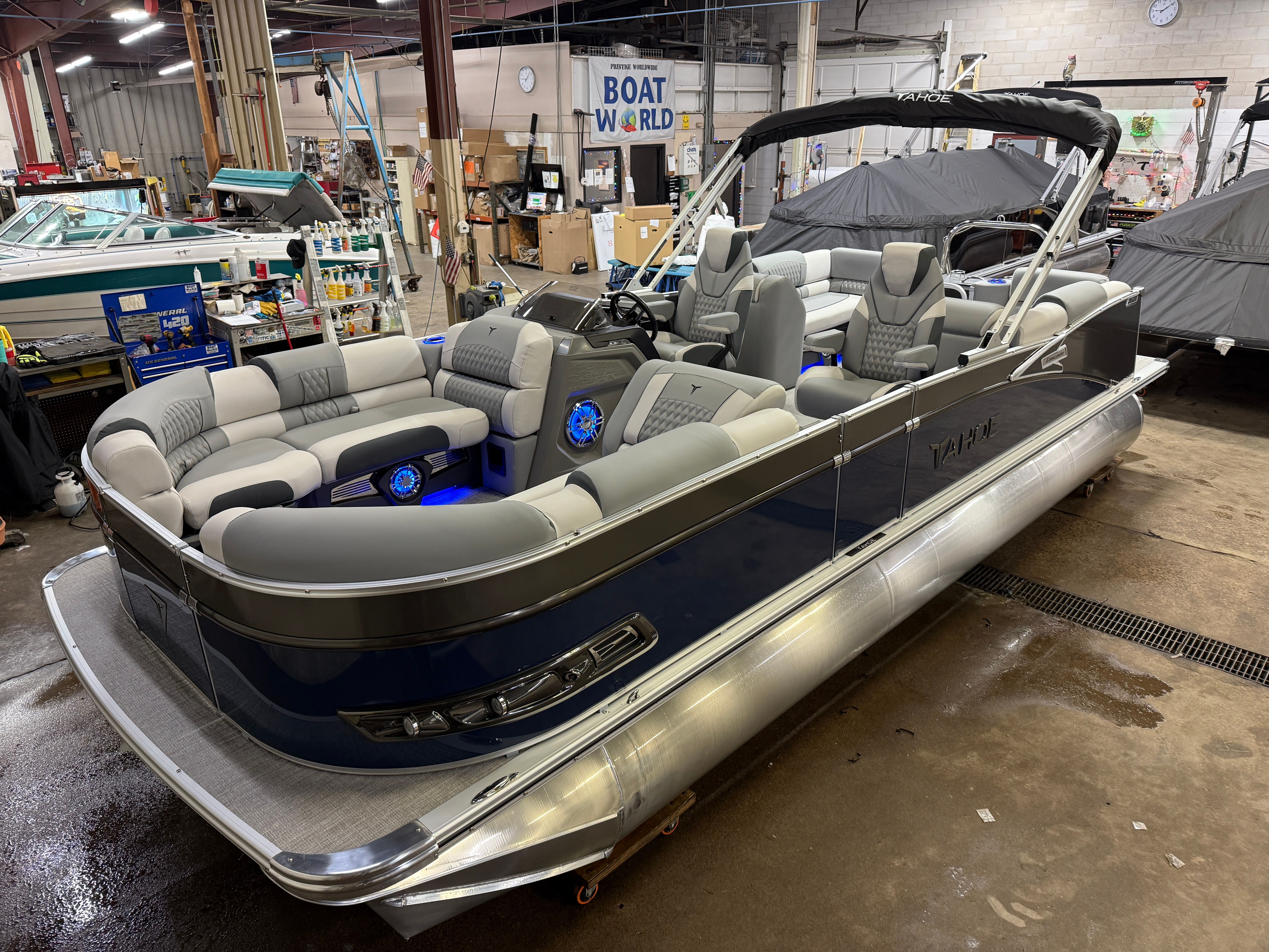 2025 Tahoe Cascade 2385 Quad Lounge Tritoon & Honda 4-Stroke EFI