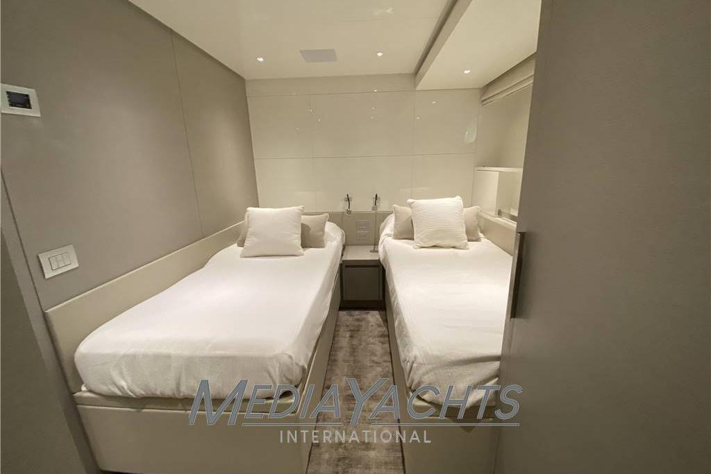Luxurious twin bedroom on 2019 Sanlorenzo SL86 yacht, featuring modern design and cozy bedding.