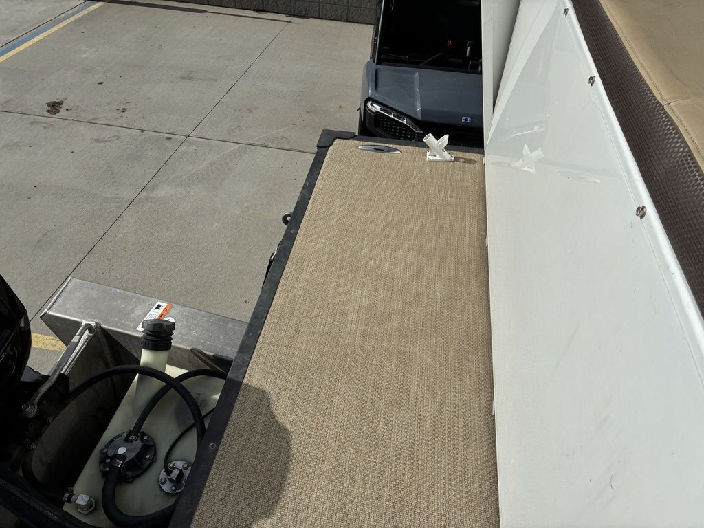 2015 Larson Escape 2200 RT - 27