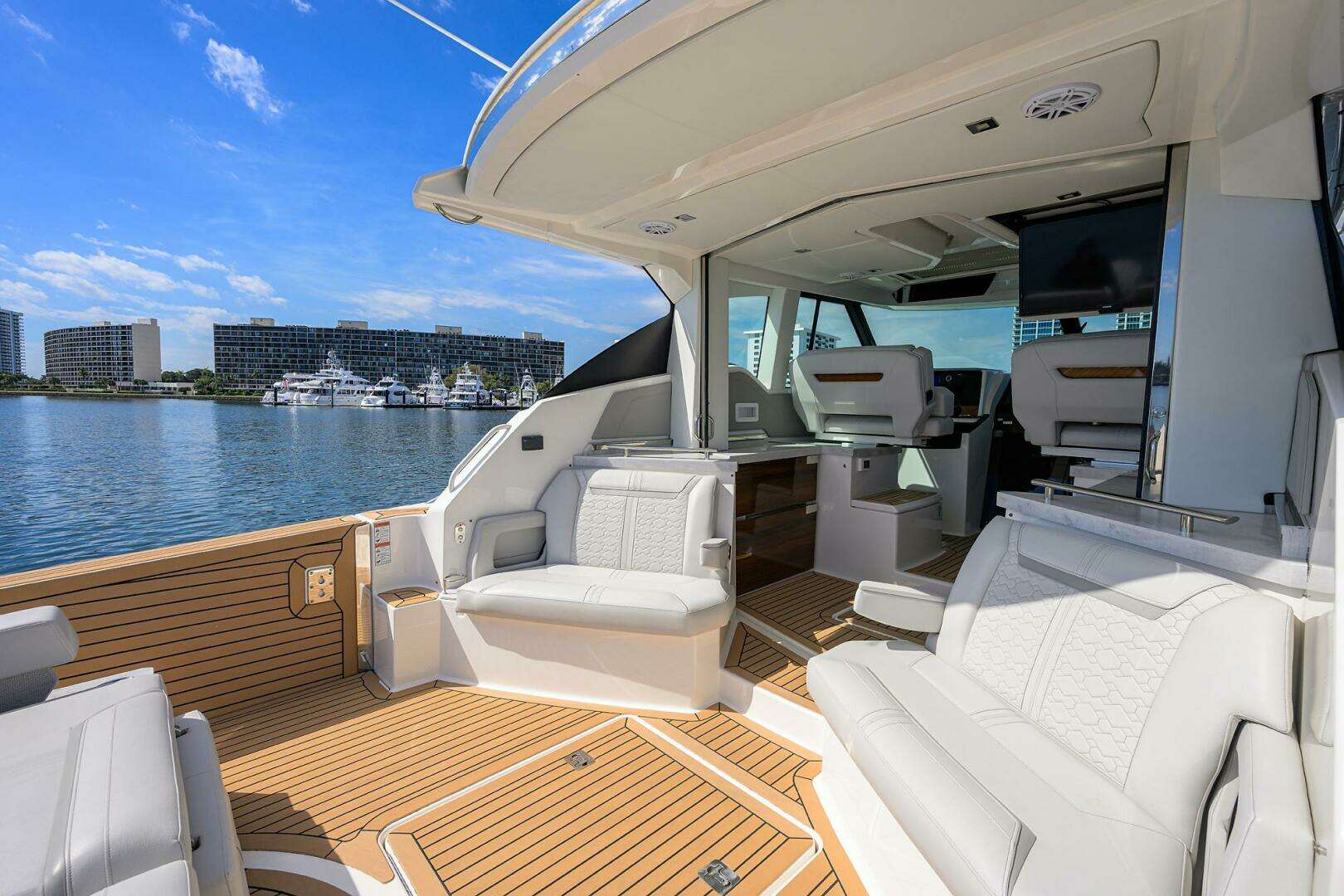 2022 Tiara Yachts 43 LE - Image 36