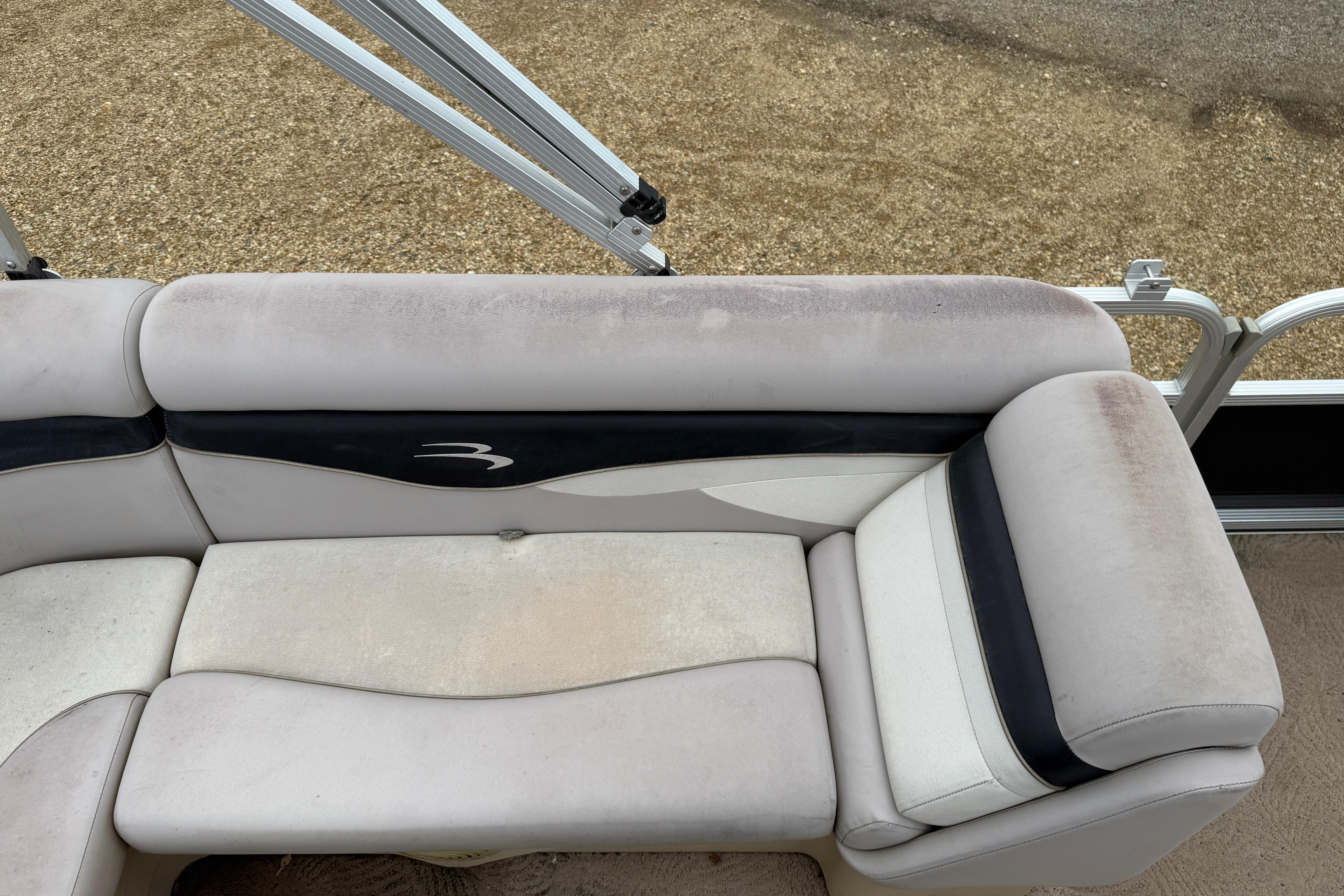 2010 Bennington 20SLi boat seating with light wear and black accents.