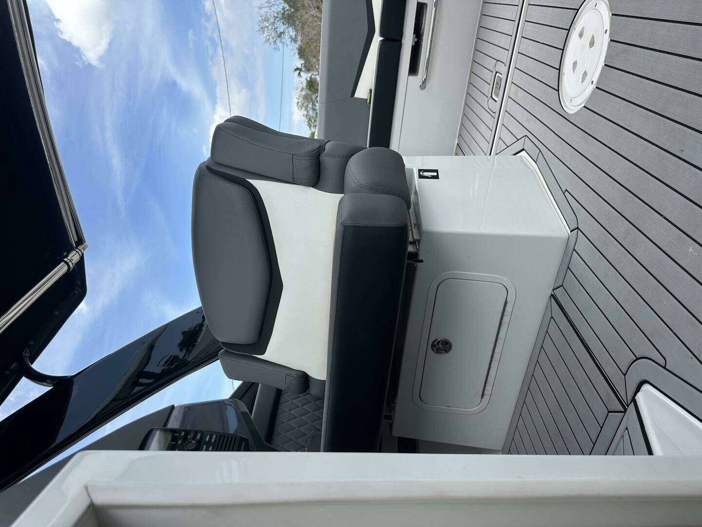 2019 Cruisers Yachts 338 Outboard - Image 39