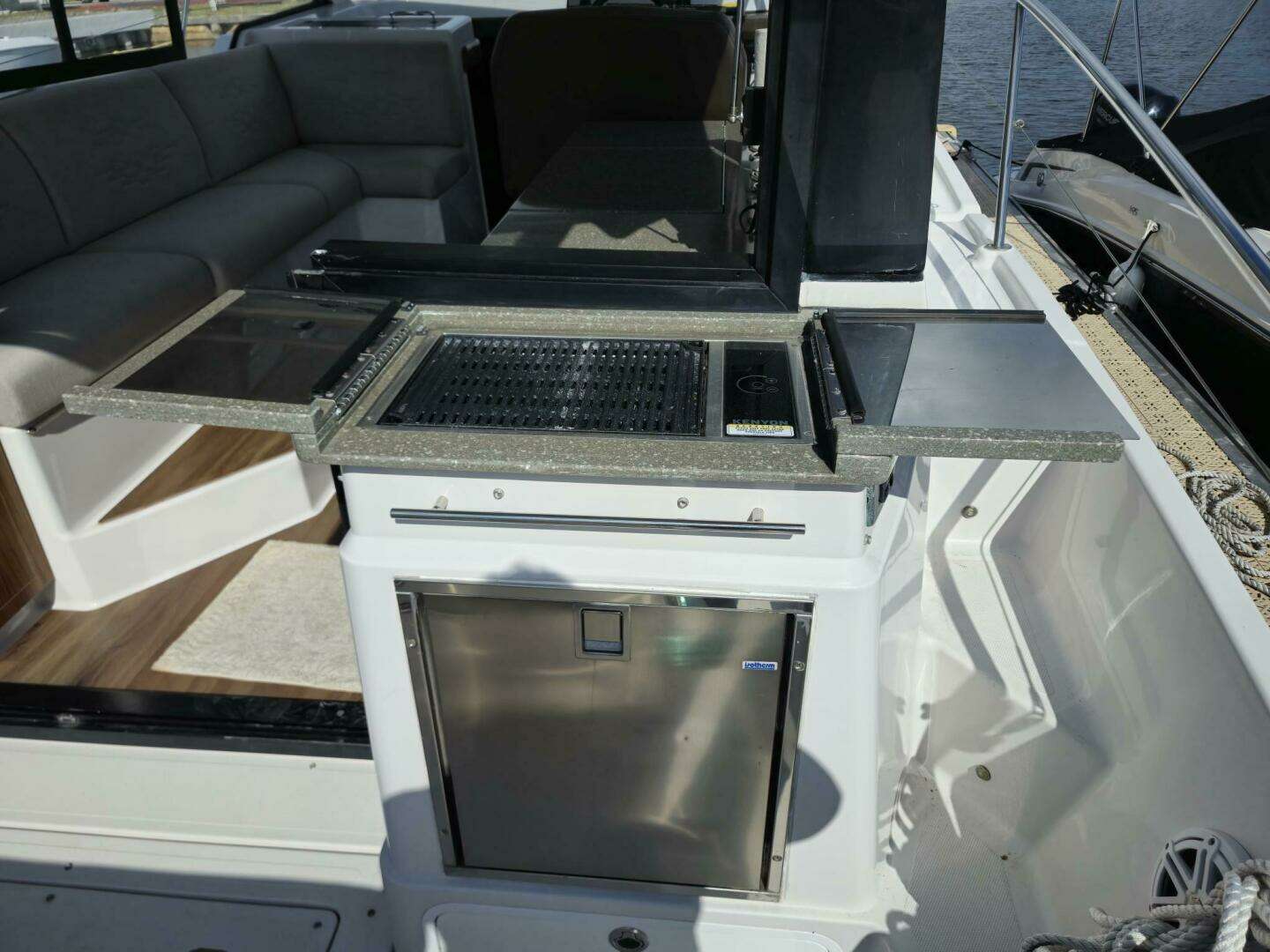 2020 Four Winns V355 Coupe OB - Image 7