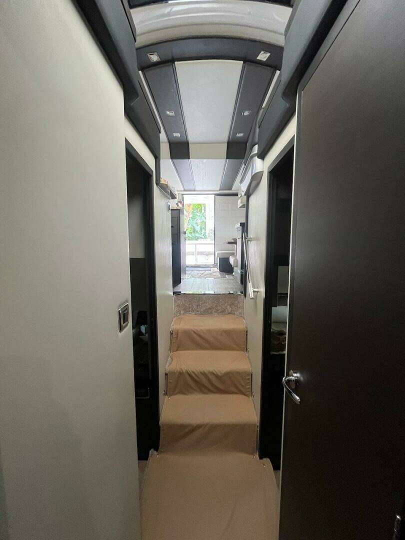 2017 Marquis 500 Sport Yacht - Image 37