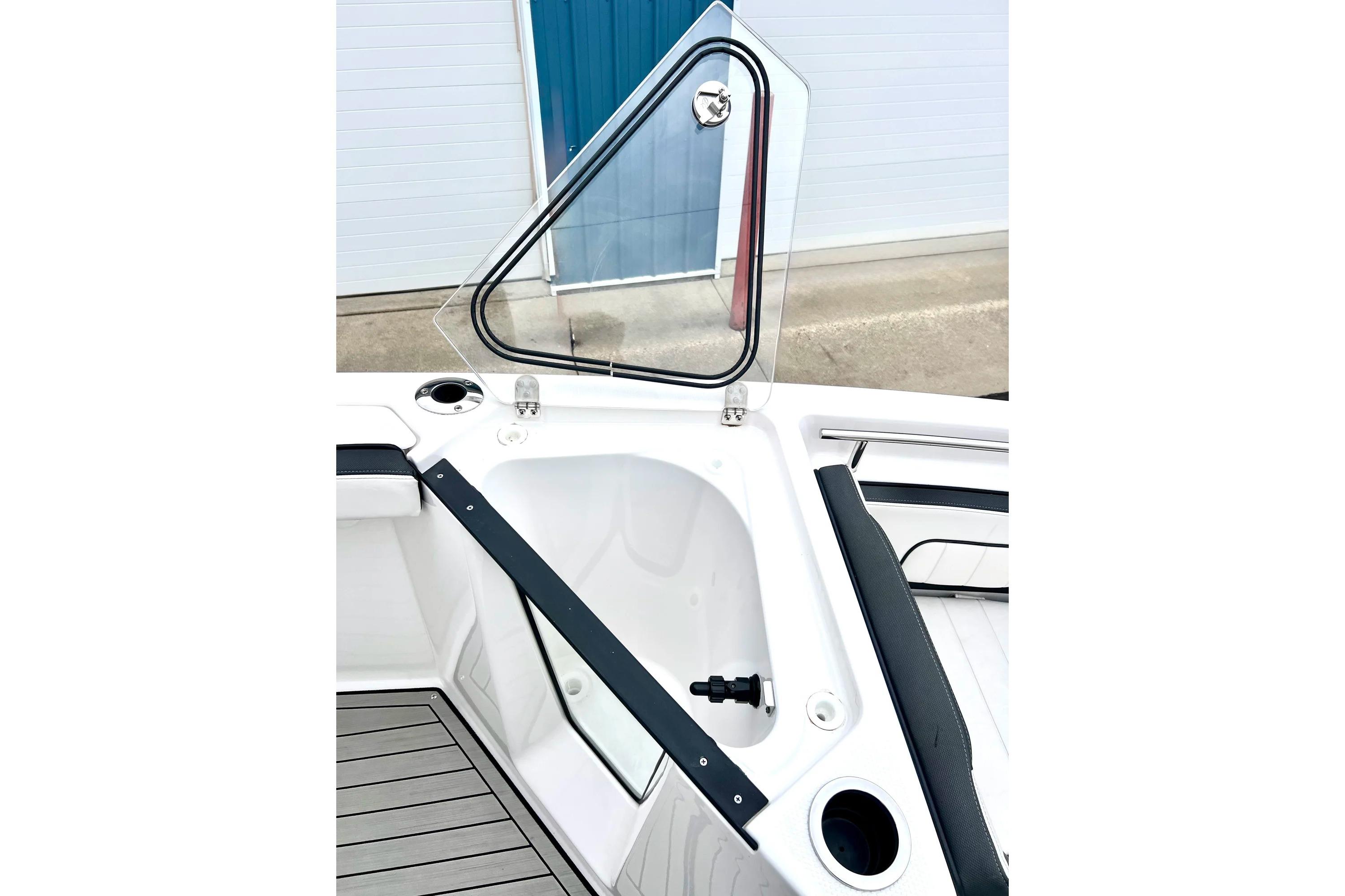2022 Yamaha Boats 255 FSH Sport H, open storage compartment, sleek design, modern features.