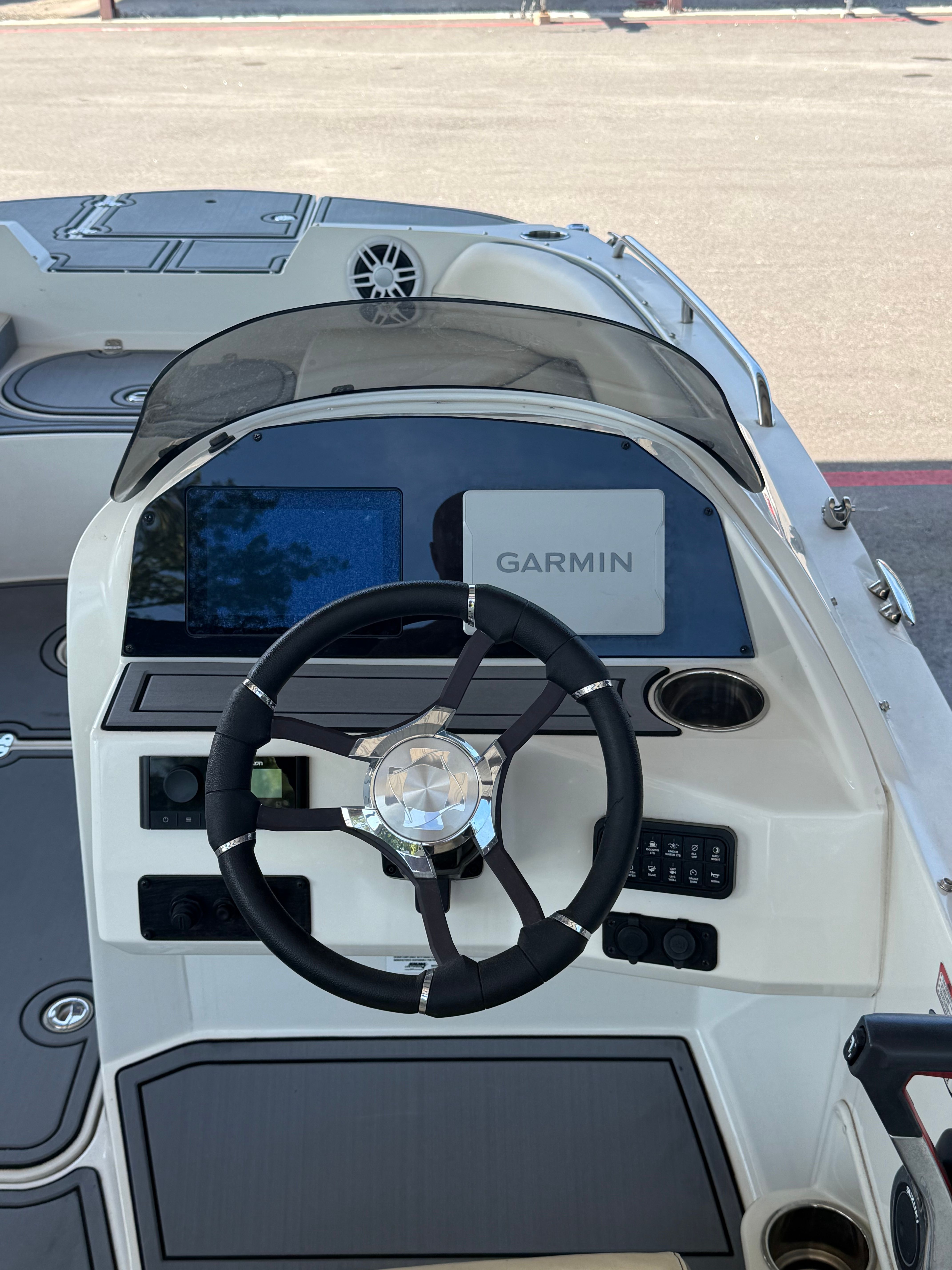 2023 Stingray 192 SC boat cockpit with Garmin navigation system.