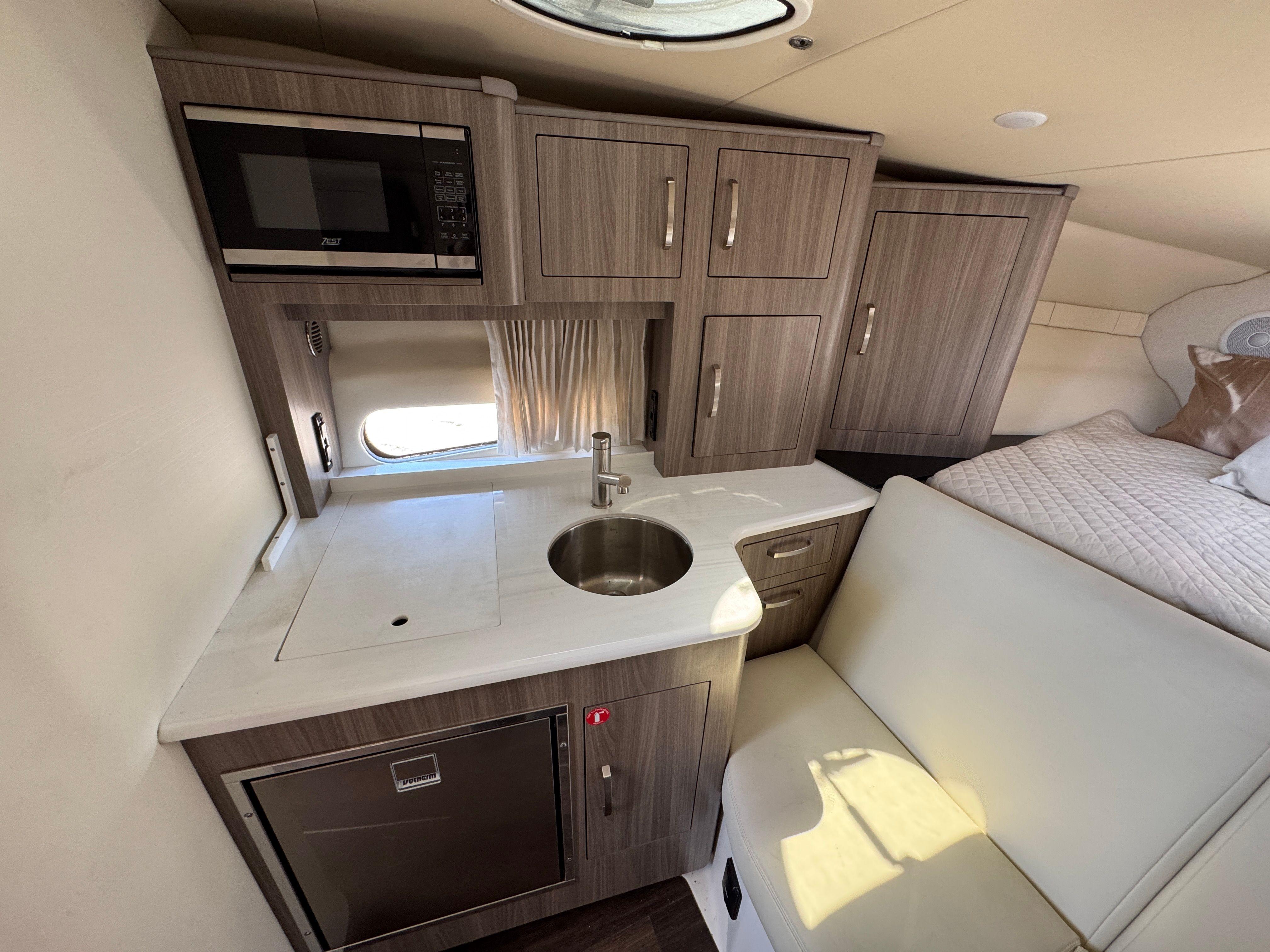 2023 REGAL 33 EXPRESS - Image 23