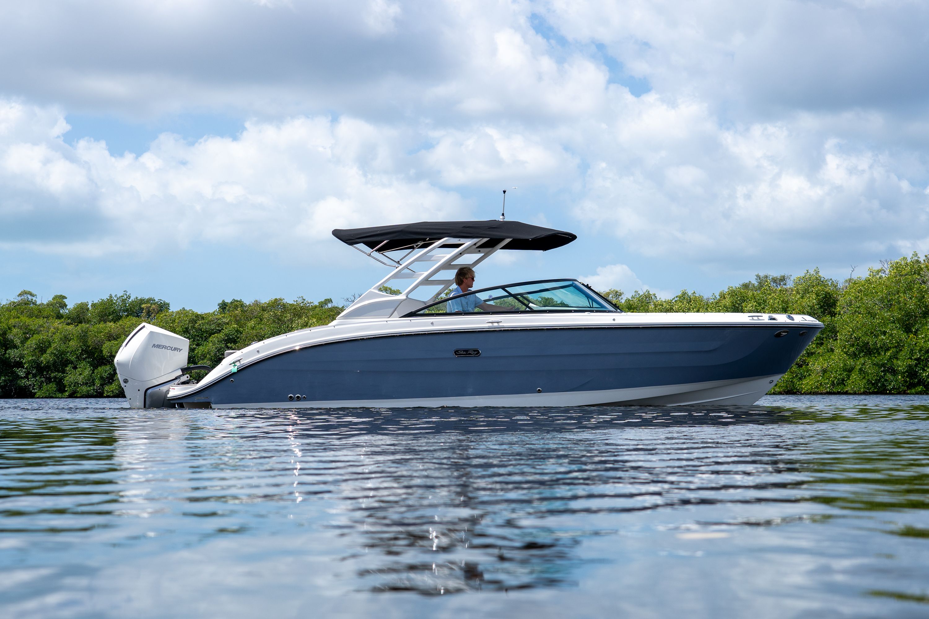 2026 Sea Ray SDX 270 Outboard
