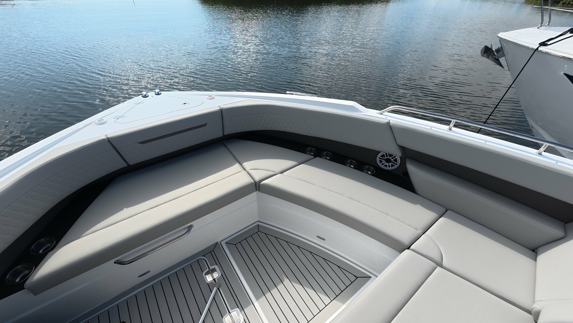 2026 Cruisers Yachts 50GLS OB - Image 28