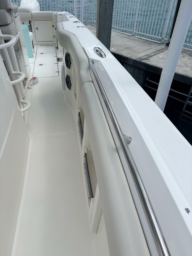 2020 Boston Whaler 380 Outrage Center Console - Image 13