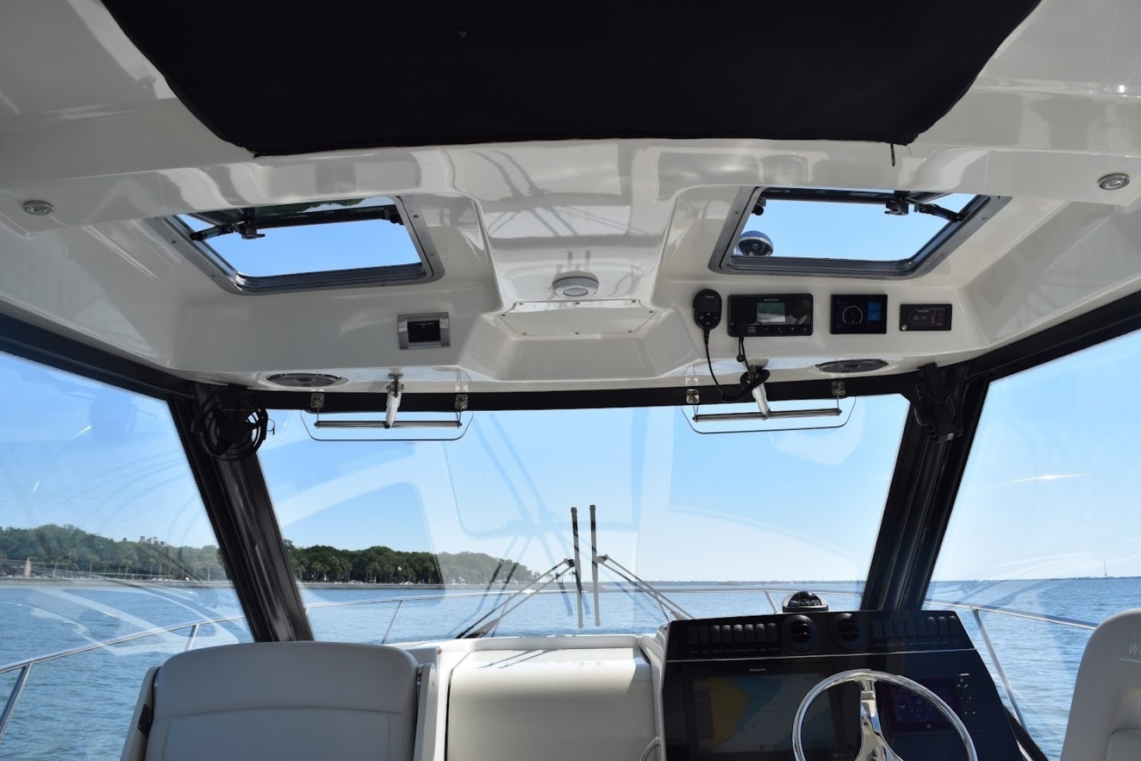 2021 Boston Whaler 325 Conquest - Image 20