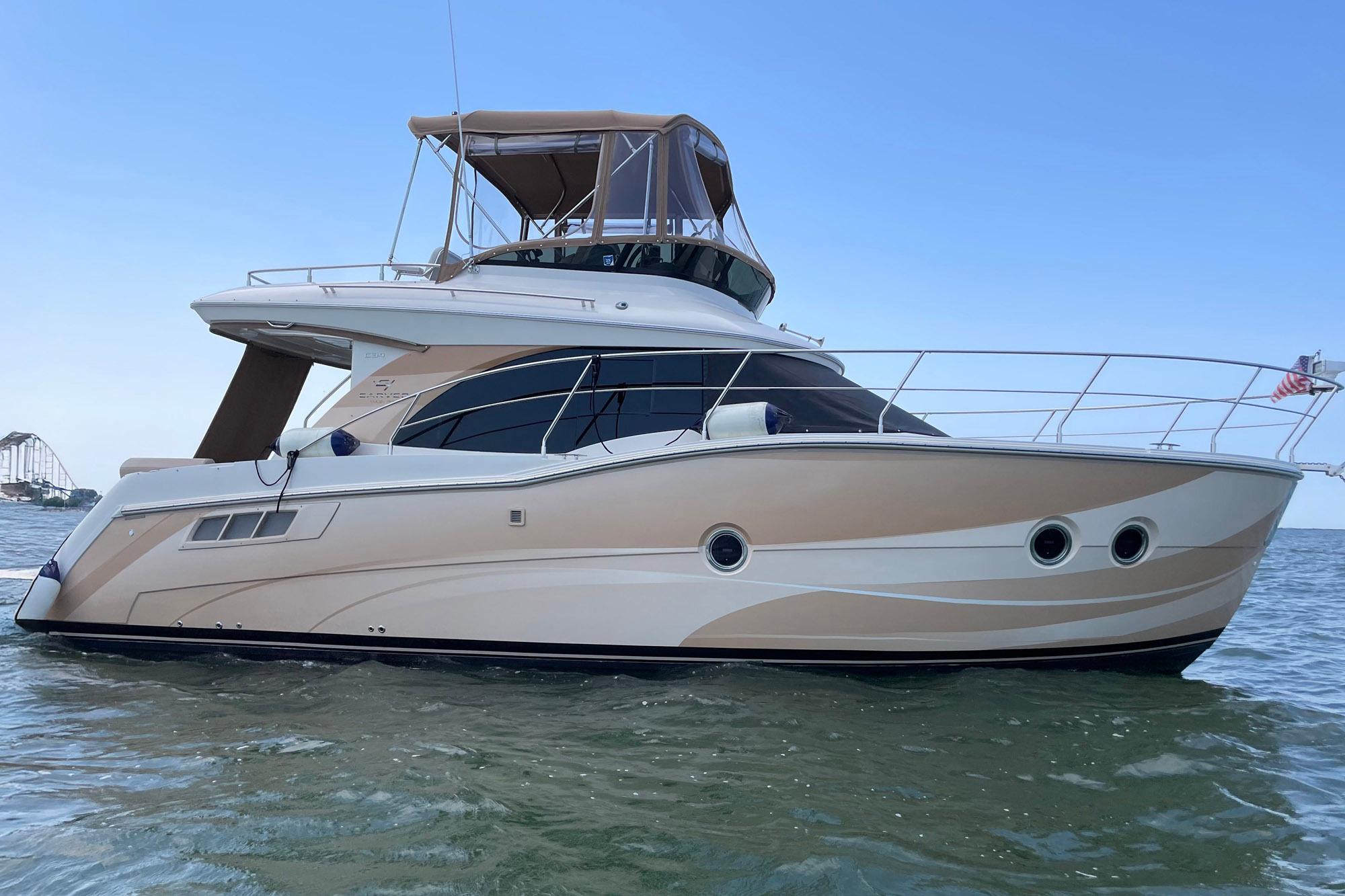 2013 Carver 34 Command Bridge